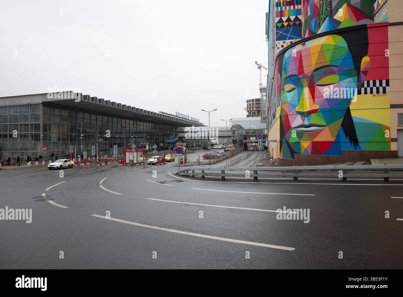 5 novembre 2021, Moscou, Russie : terminal ferroviaire de Kurskiy sur la gauche. Centre commercial atrium sur la droite. Pendant le week-end annoncé par le gouvernement russe du 28 octobre au 7 novembre en raison de la pandémie de COVID-19. (Crédit image : © Victor Berezkin/ZUMA Press Wire Service) Banque D'Images