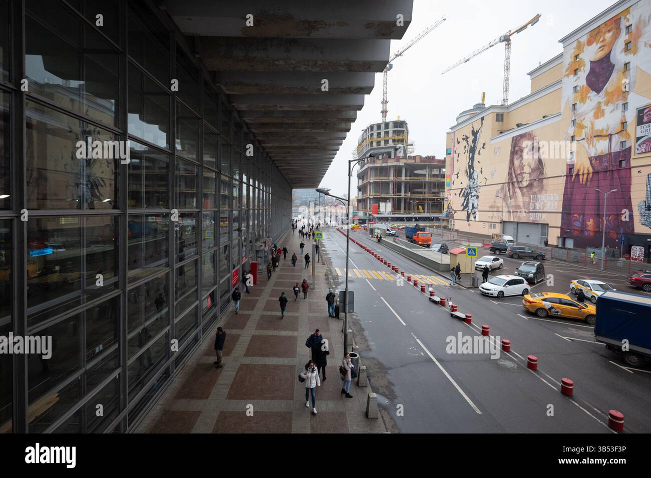 5 novembre 2021, Moscou, Russie : terminal ferroviaire de Kurskiy sur la gauche. Centre commercial atrium sur la droite. Pendant le week-end annoncé par le gouvernement russe du 28 octobre au 7 novembre en raison de la pandémie de COVID-19. (Crédit image : © Victor Berezkin/ZUMA Press Wire Service) Banque D'Images