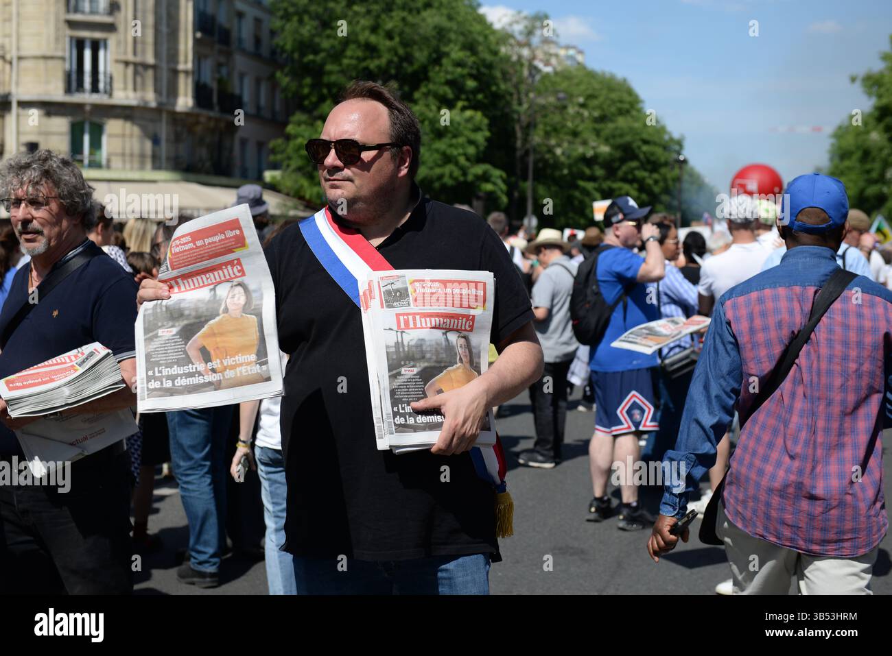 Les syndicalistes et les personnalités politiques ont défilé dans une ambiance plutôt détendue à Paris sous le soleil entre la place d'Italie et Nation Banque D'Images