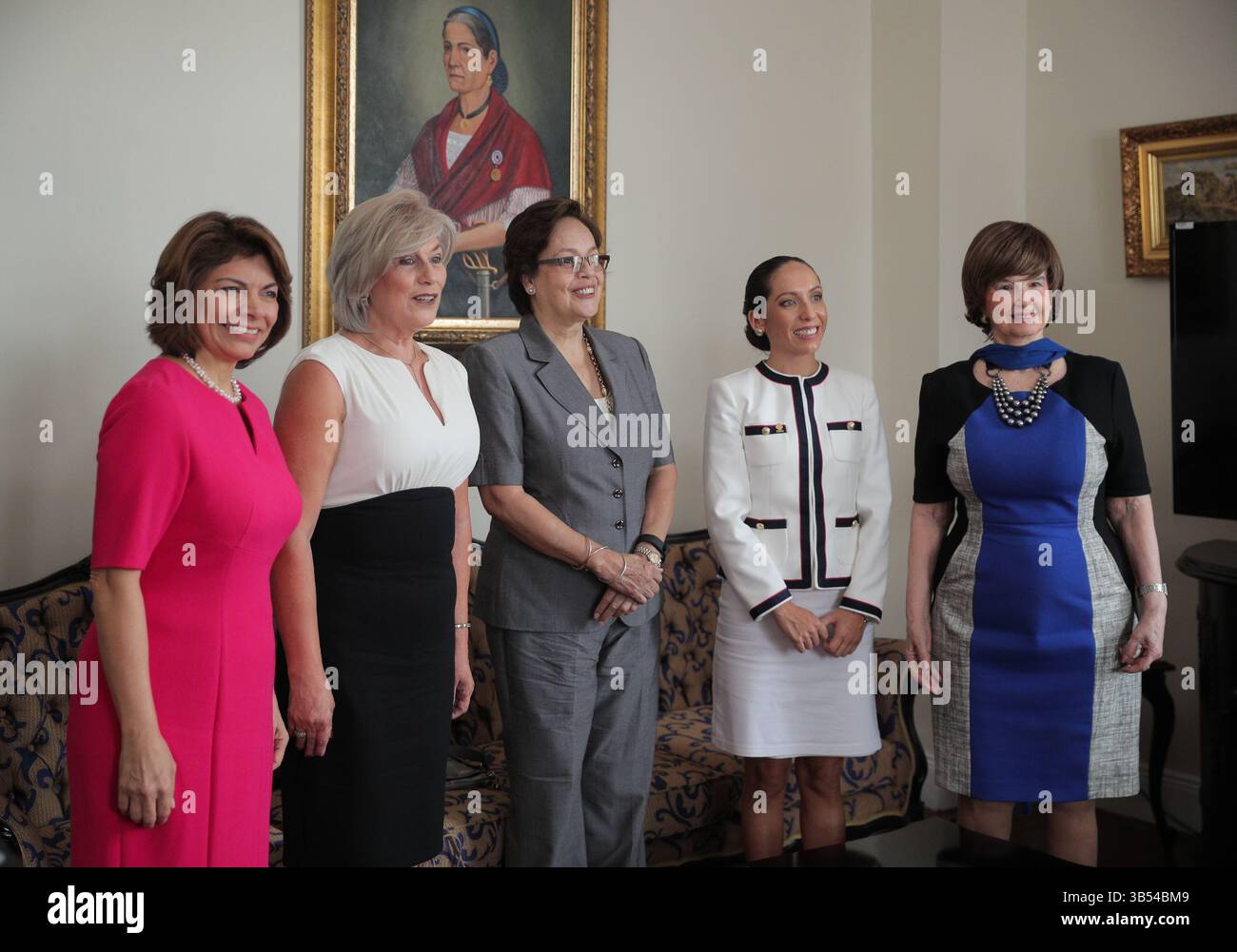 1er juin 2022 : 27/6/2018. San Jose. Castillo Azul, Asamblea Legislativa. Réunion de 5 mujeres ex presidentas de supremos poderes. En la foto ( de iz a der) Laura Chinchilla, Zarela Villanueva, Rina Contreras, Carolina Hidalgo y Rose Marie Karpinsky. Foto Jeffrey Zamora (crédit image : © Jeffrey Zamora R/la Nacion via ZUMA Press) Banque D'Images