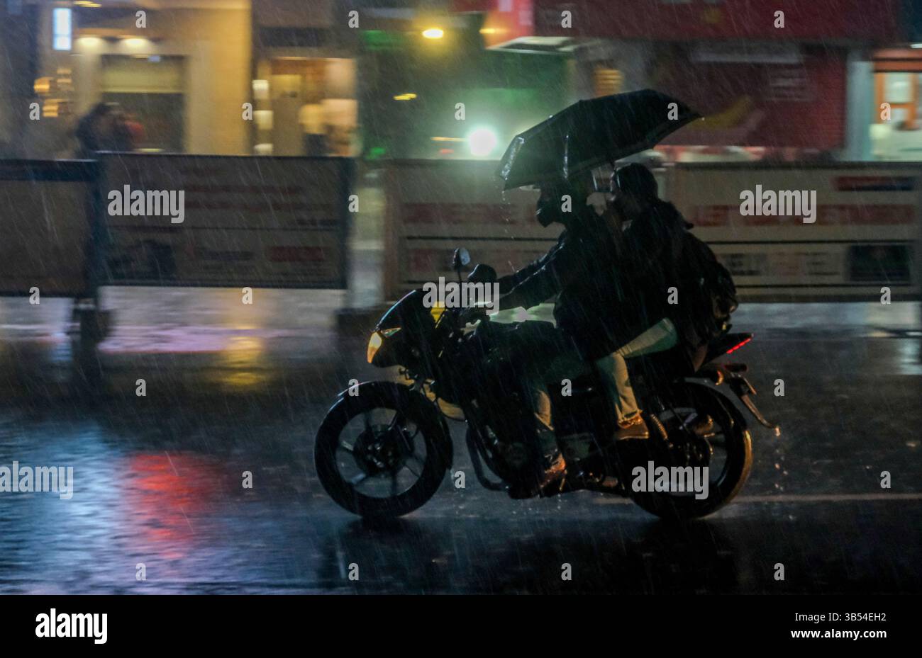 14 mai 2022, Kozhikode, Kerala, Inde : le gouvernement du Kerala a sonné samedi une alerte pour les fortes pluies dans le Kerala pour les trois prochains jours, dirigeant l'évacuation des personnes des zones sujettes aux inondations. La plume soudaine était due à un fort flux de vent d'ouest de la mer d'Arabie vers l'Inde péninsulaire du Sud à des niveaux troposphériques inférieurs. (Image de crédit : © T.H. Jadheer/ZUMA Press Wire Service) Banque D'Images