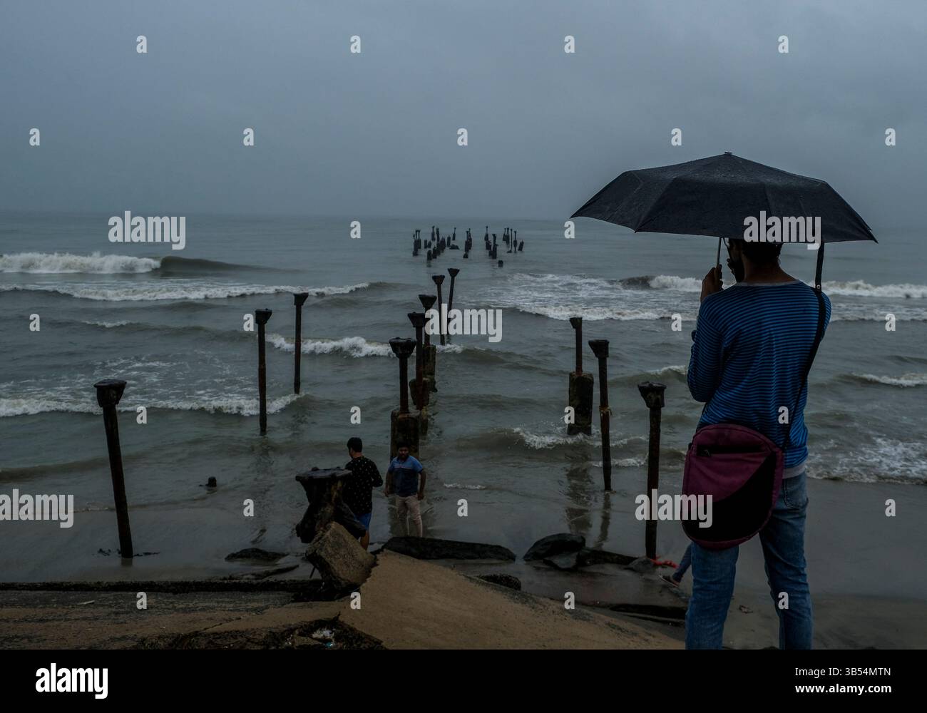 14 mai 2022, Kozhikode, Kerala, Inde : le gouvernement du Kerala a sonné samedi une alerte pour les fortes pluies dans le Kerala pour les trois prochains jours, dirigeant l'évacuation des personnes des zones sujettes aux inondations. La plume soudaine était due à un fort flux de vent d'ouest de la mer d'Arabie vers l'Inde péninsulaire du Sud à des niveaux troposphériques inférieurs. (Image de crédit : © T.H. Jadheer/ZUMA Press Wire Service) Banque D'Images