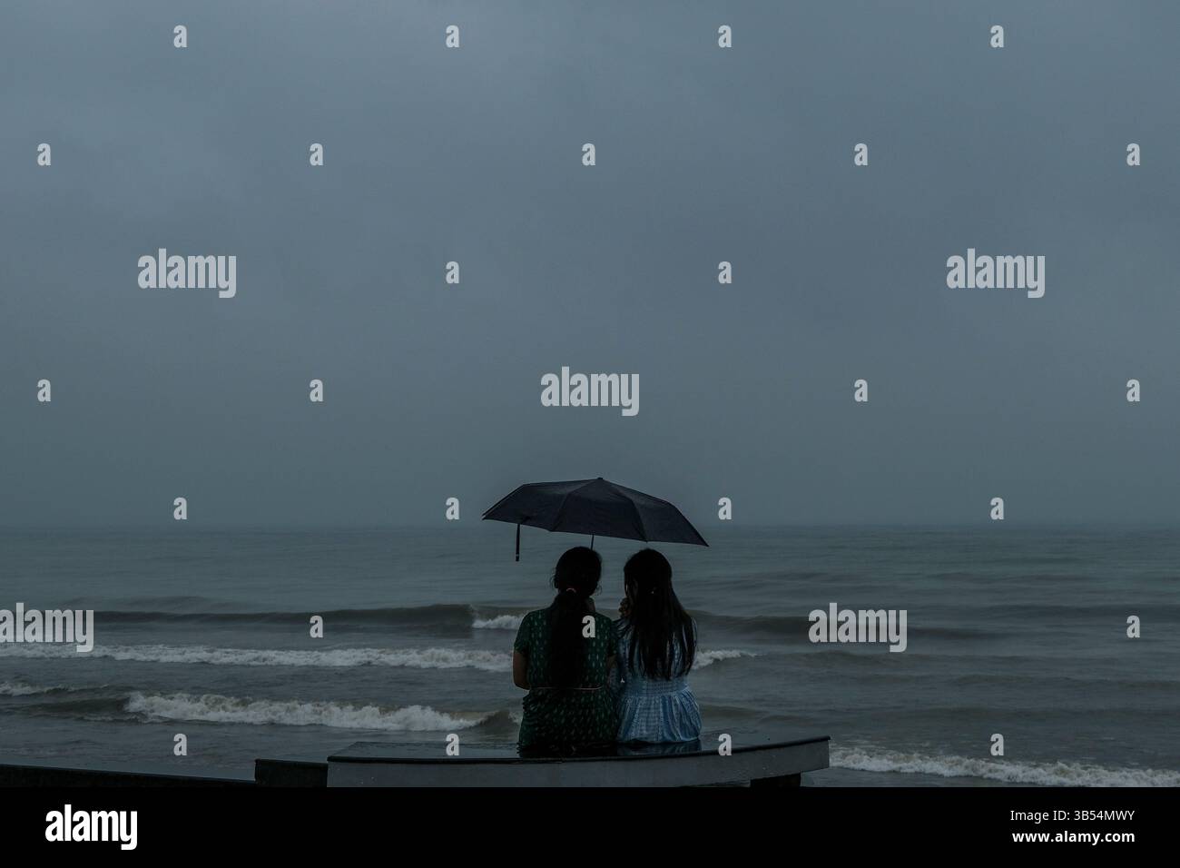 14 mai 2022, Kozhikode, Kerala, Inde : le gouvernement du Kerala a sonné samedi une alerte pour les fortes pluies dans le Kerala pour les trois prochains jours, dirigeant l'évacuation des personnes des zones sujettes aux inondations. La plume soudaine était due à un fort flux de vent d'ouest de la mer d'Arabie vers l'Inde péninsulaire du Sud à des niveaux troposphériques inférieurs. (Image de crédit : © T.H. Jadheer/ZUMA Press Wire Service) Banque D'Images