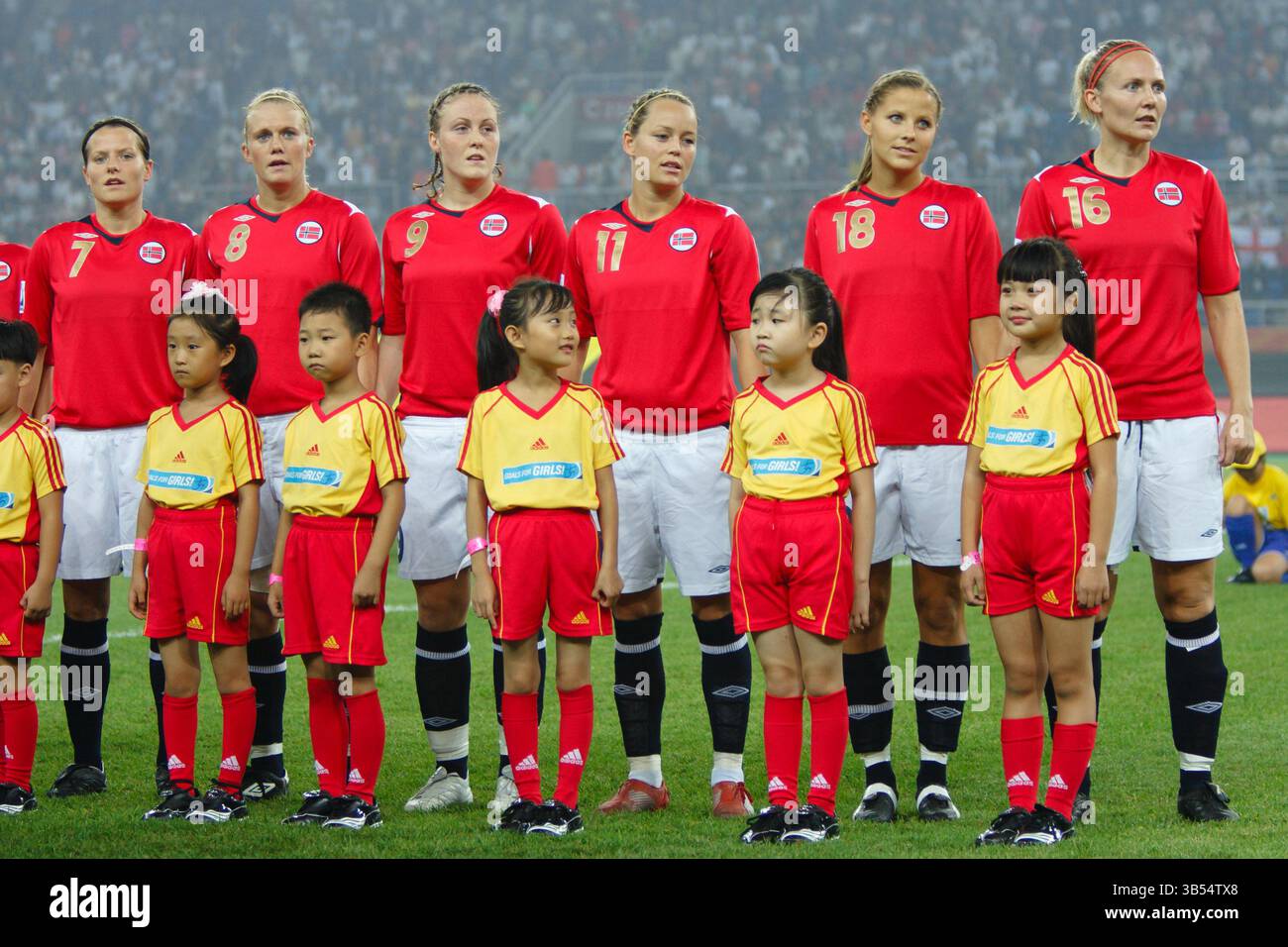 Les joueuses de l'équipe norvégienne chantent l'hymne national avant un match de demi-finale de la Coupe du monde féminine de la FIFA contre l'Allemagne au stade du Centre sportif olympique de Tianjin le 26 septembre 2007 à Tianjin, en Chine. Usage éditorial exclusif. Utilisation commerciale interdite. Pas de poussée vers l'utilisation d'un appareil mobile. (Photographie de Jonathan Paul Larsen / Diadem images) Banque D'Images