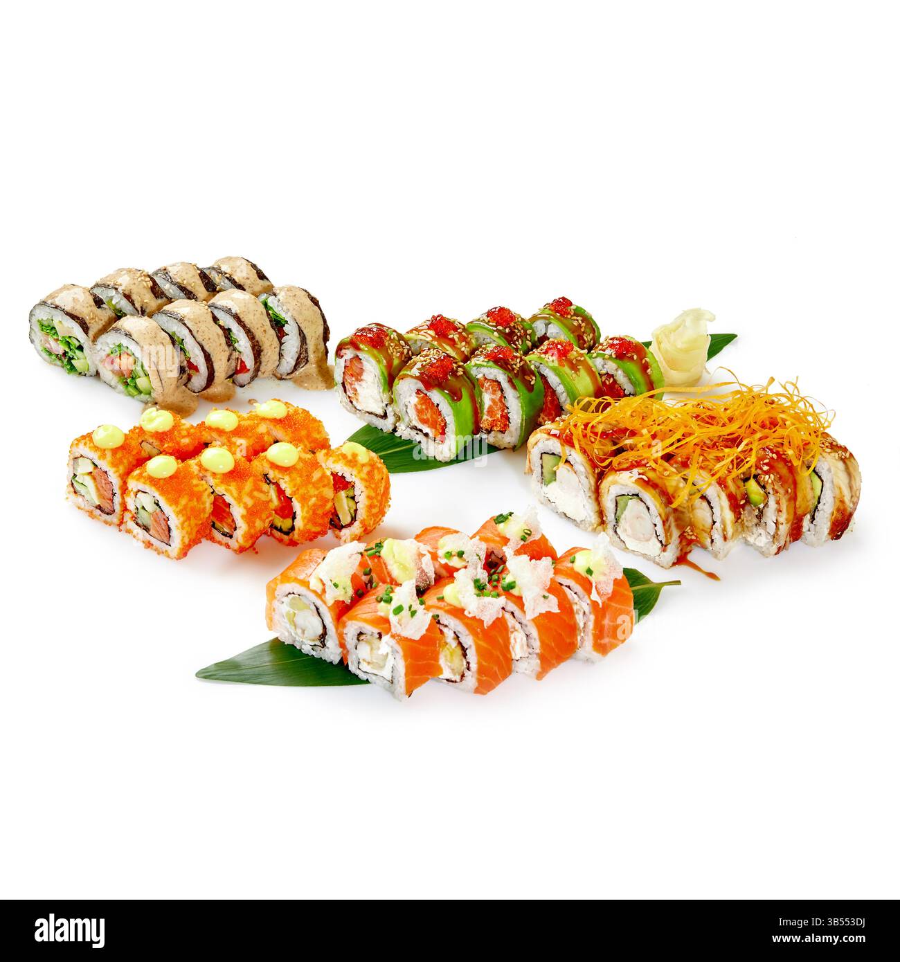 Des rouleaux de sushi colorés avec diverses garnitures sont magnifiquement disposés, mettant en valeur la cuisine japonaise Banque D'Images