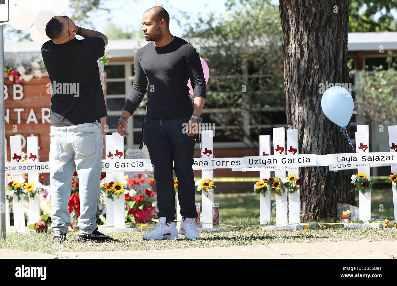 26 mai 2022, Uvalde, Texas, États-Unis : les personnes en deuil expriment leur chagrin alors qu'elles rendent hommage aux 21 victimes de la fusillade de l'école primaire Robb. Des croix en bois ont été placées près du chapiteau de l'école qui a été un site commémoratif. (Crédit image : © Kin Man hui/San Antonio Express-News via ZUMA Press Wire) Banque D'Images