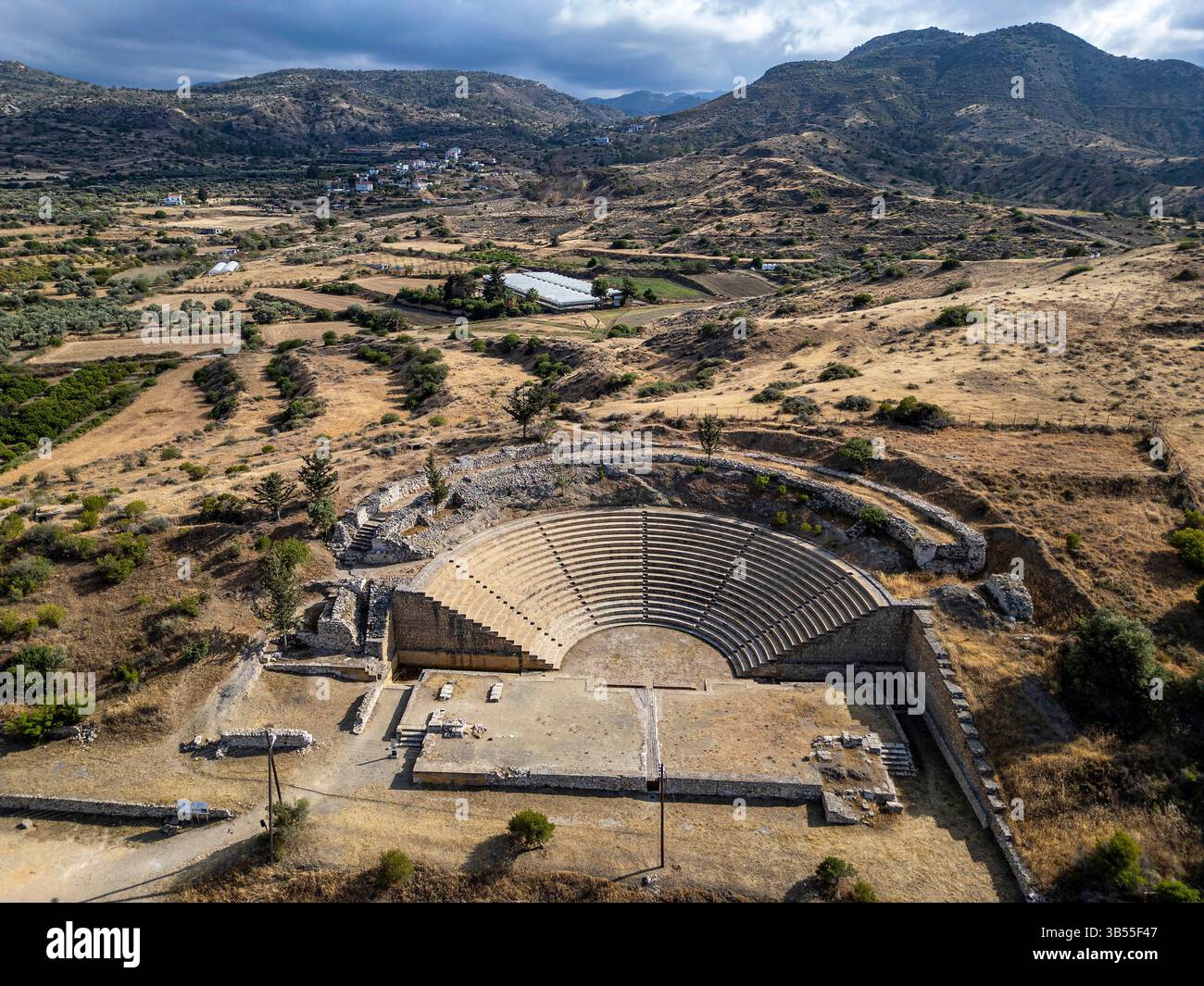 Vue aérienne par drone de l'amphithéâtre romain de Soloi, Soloi, Karavostasi, Chypre du Nord. Banque D'Images