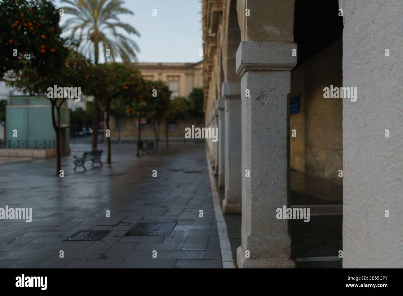 Lumière du matin sur la place historique de la ville avec des colonnes architecturales Banque D'Images
