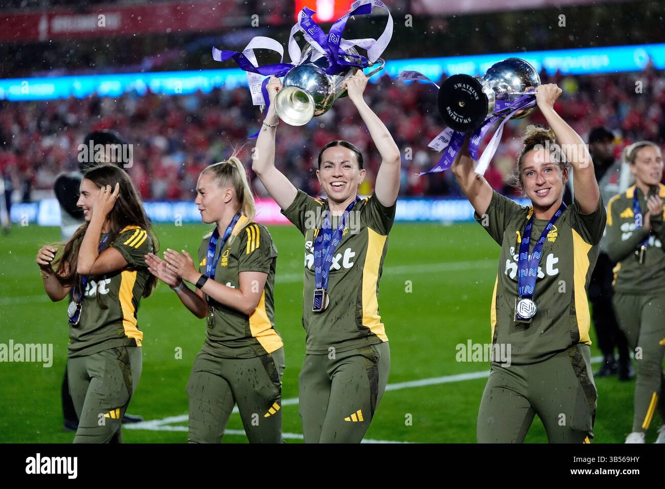 Lyndsey Harkin (au centre) féminine de Nottingham Forest remet aux supporters le trophée de la Northern premier Division à la mi-temps du match de premier League au City Ground, Nottingham. Date de la photo : jeudi 1er mai 2025. Banque D'Images