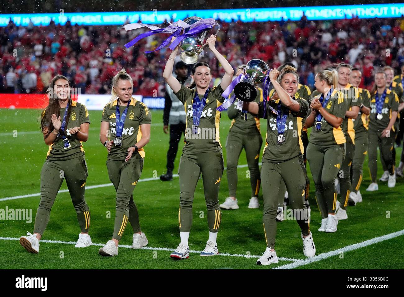 Lyndsey Harkin (au centre) féminine de Nottingham Forest remet aux supporters le trophée de la Northern premier Division à la mi-temps du match de premier League au City Ground, Nottingham. Date de la photo : jeudi 1er mai 2025. Banque D'Images