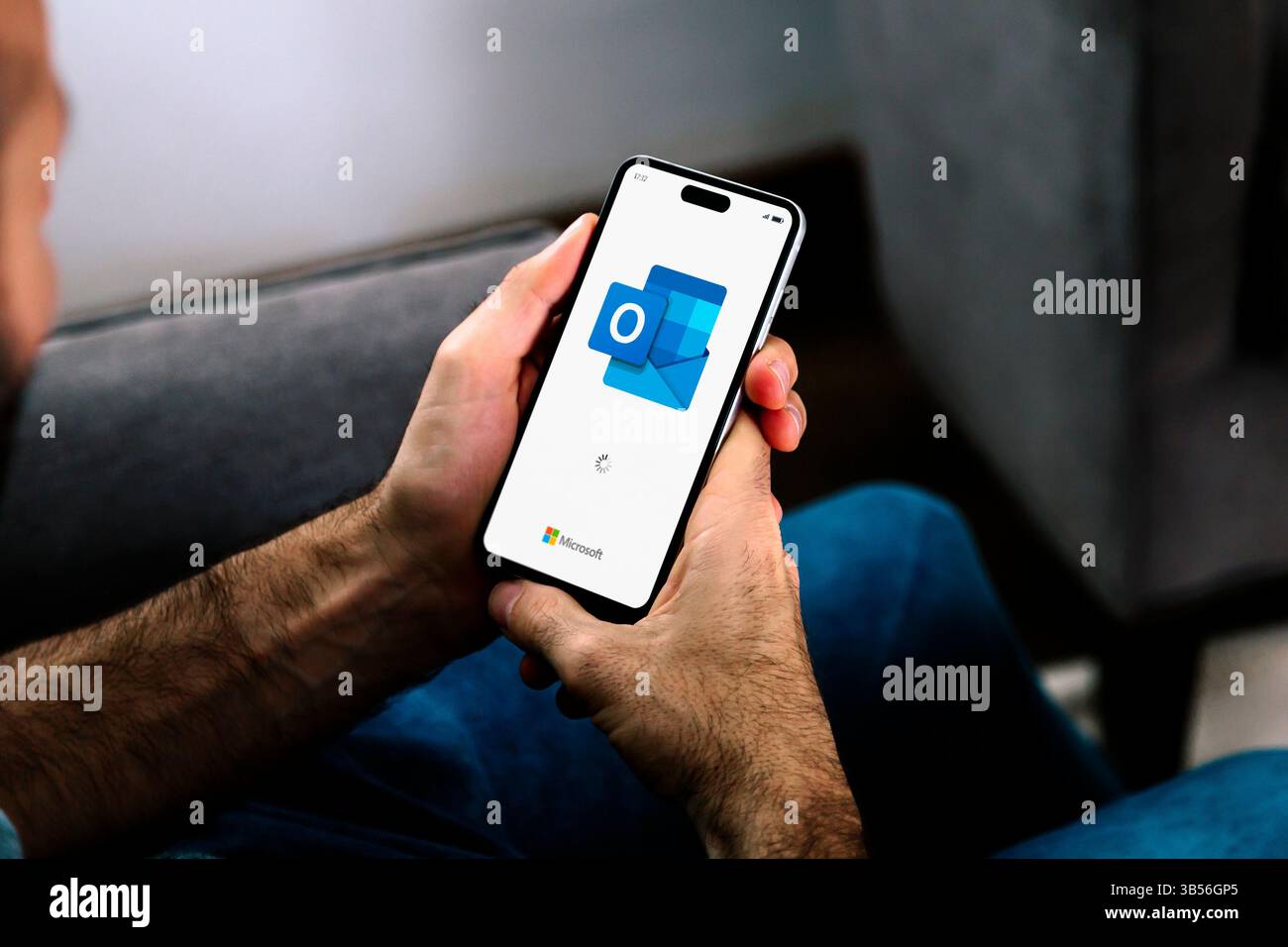 Homme tenant un téléphone mobile ouvrant l'application Outlook pour le courrier électronique de Microsoft. ROSARIO, ARGENTINE - 30 AVRIL 2025. Banque D'Images