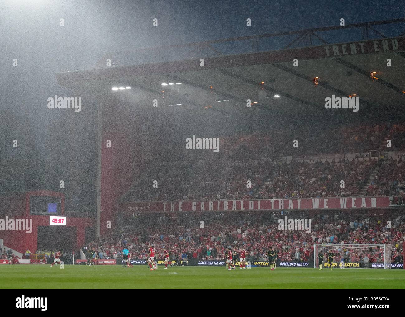 Nottingham, Royaume-Uni. 1er mai 2025. Une vue générale du City Ground alors que la pluie tombe pendant le match de premier League de Nottingham Forest vs Brentford au City Ground, Nottingham. Le crédit photo devrait se lire : Andrew Yates/Sportimage crédit : Sportimage Ltd/Alamy Live News Banque D'Images