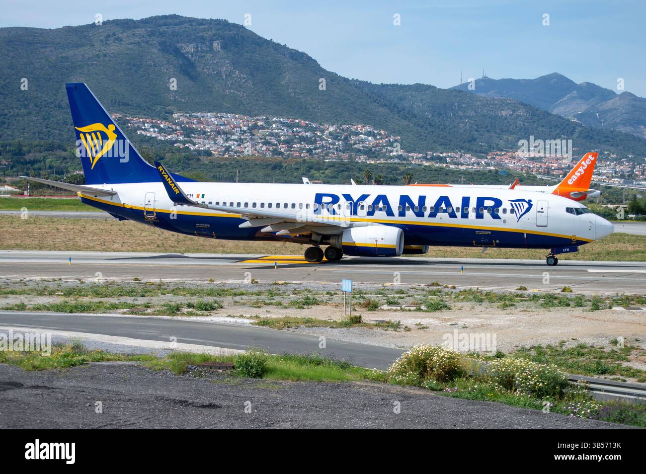 Avión de Línea moderno Boeing 737 MAX de la aerolínea de bajo coste Ryanair en el aeropuerto de Málaga Costa del sol con matrícula EI-EFH Banque D'Images