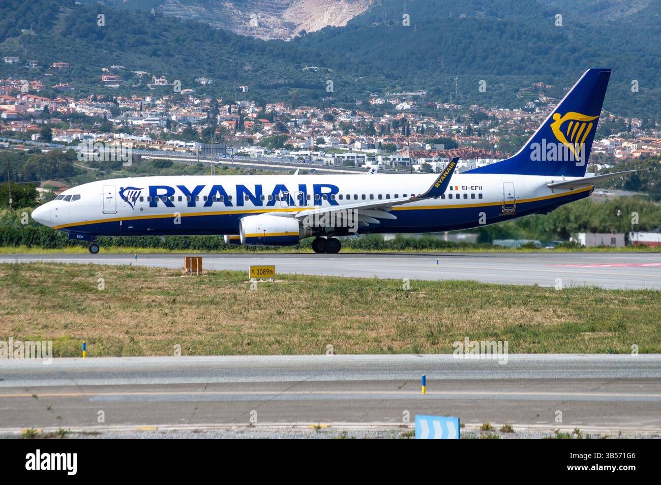 Avión de Línea moderno Boeing 737 MAX de la aerolínea de bajo coste Ryanair en el aeropuerto de Málaga Costa del sol con matrícula EI-EFH Banque D'Images