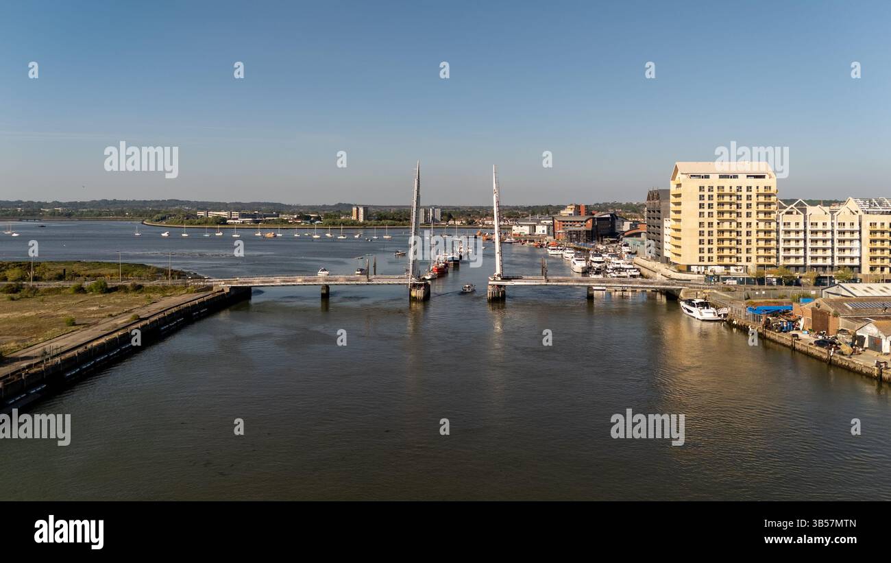 Vue aérienne du pont Twin Sails Bridge levant pour permettre aux bateaux de passer à travers une journée ensoleillée à Poole, Royaume-Uni Banque D'Images