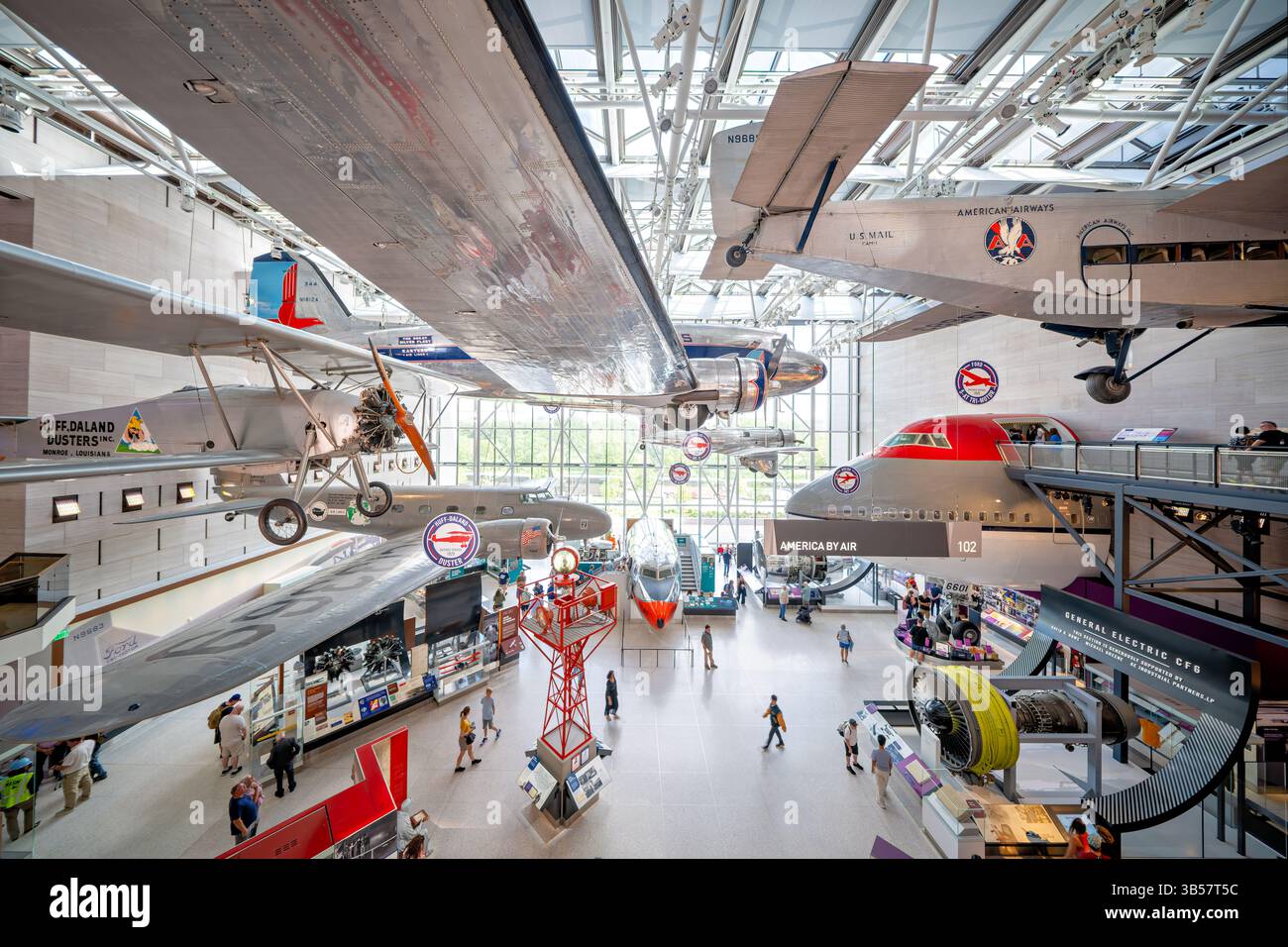 WASHINGTON DC — la galerie « America by Air » du National Air and Space Museum raconte l'histoire du transport aérien commercial aux États-Unis, des débuts du service de courrier aérien à l'ère des jets d'aujourd'hui. Cette exposition récemment rénovée présente des avions emblématiques, dont un Douglas DC-3, le nez d’un avion géant Boeing 747 dans lequel les visiteurs peuvent entrer, et de nombreux artefacts provenant de l’expérience de l’aviation de passagers à différentes époques. À travers des expositions interactives, des équipements aériens historiques et des environnements immersifs, la galerie explore comment l'aviation commerciale s'est transformée d'un luxe fo Banque D'Images