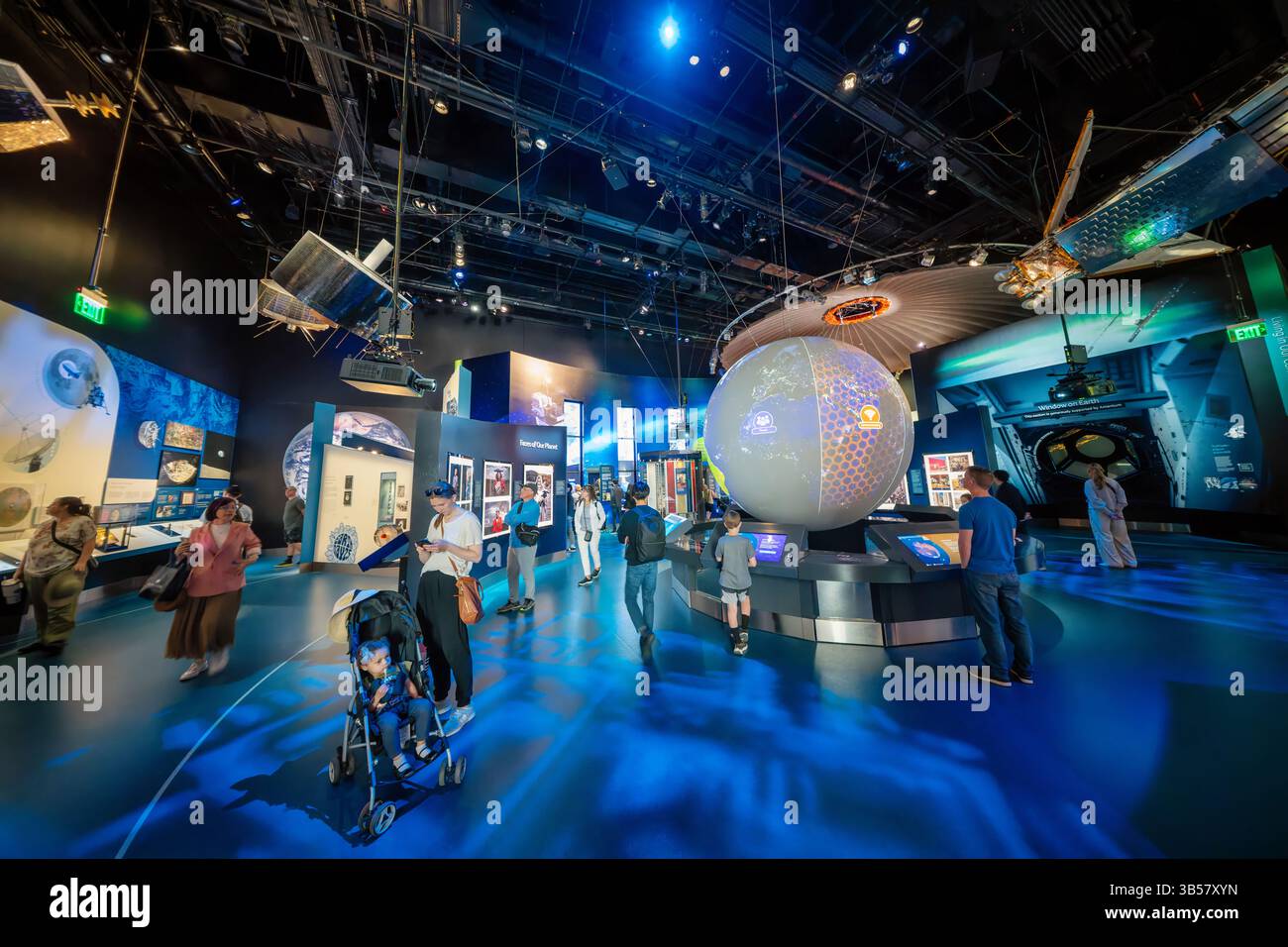 WASHINGTON DC — L'exposition « One World Connected » au National Air and Space Museum explore comment le vol et les voyages spatiaux ont favorisé deux changements majeurs dans la vie quotidienne : des connexions plus faciles sur de grandes distances et une nouvelle perspective de la Terre comme maison de l'humanité. Située dans la Galerie 207, l'exposition a ouvert ses portes le 14 octobre 2022, dans le cadre du grand projet de rénovation du musée et présente une reconstitution interactive du module d'observation de la coupole de la Station spatiale internationale. Grâce à une collection de satellites de communication et d'artefacts aérospatiaux, l'exposition invite les visiteurs à se rendre à Conconsid Banque D'Images