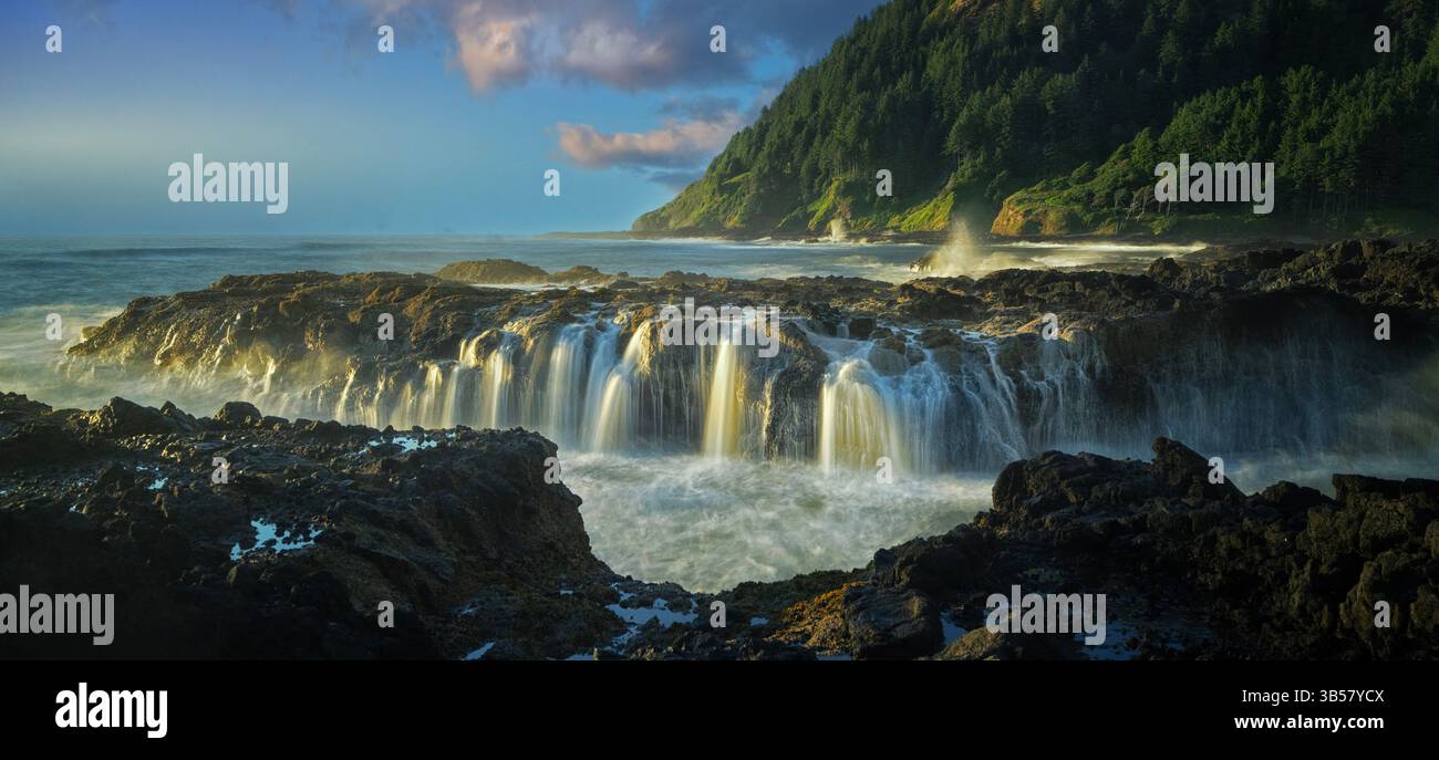 Vagues de tempête au cap Perpetua, Oregon Banque D'Images