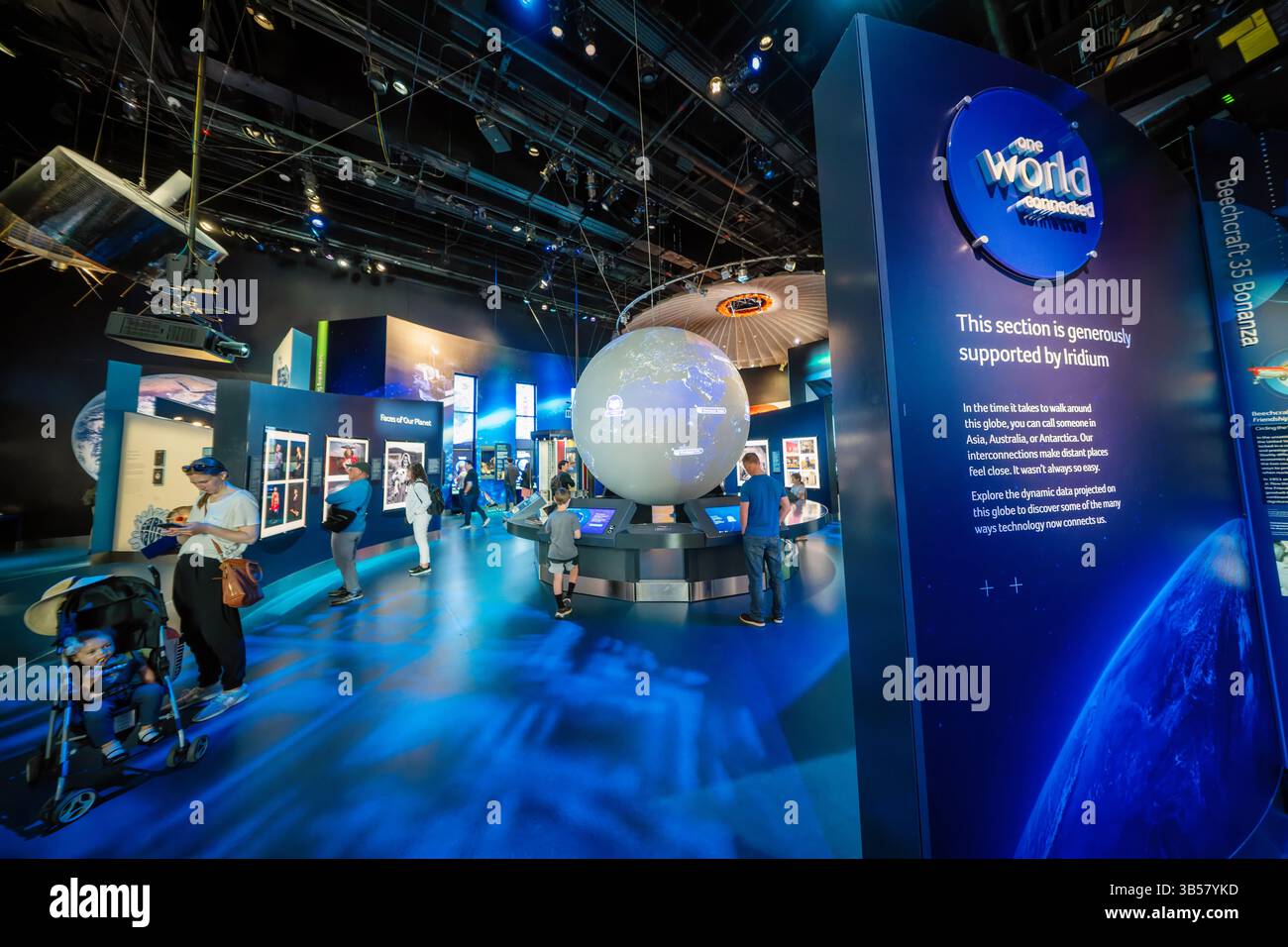 WASHINGTON DC — L'exposition « One World Connected » au National Air and Space Museum explore comment le vol et les voyages spatiaux ont favorisé deux changements majeurs dans la vie quotidienne : des connexions plus faciles sur de grandes distances et une nouvelle perspective de la Terre comme maison de l'humanité. Située dans la Galerie 207, l'exposition a ouvert ses portes le 14 octobre 2022, dans le cadre du grand projet de rénovation du musée et présente une reconstitution interactive du module d'observation de la coupole de la Station spatiale internationale. Grâce à une collection de satellites de communication et d'artefacts aérospatiaux, l'exposition invite les visiteurs à se rendre à Conconsid Banque D'Images