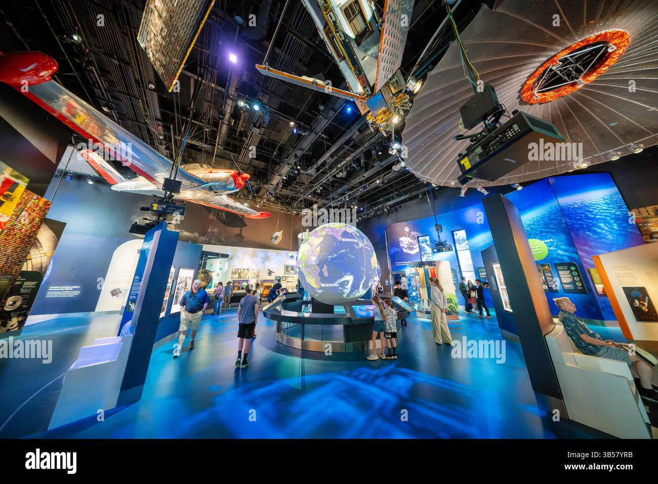 WASHINGTON DC — L'exposition « One World Connected » au National Air and Space Museum explore comment le vol et les voyages spatiaux ont favorisé deux changements majeurs dans la vie quotidienne : des connexions plus faciles sur de grandes distances et une nouvelle perspective de la Terre comme maison de l'humanité. Située dans la Galerie 207, l'exposition a ouvert ses portes le 14 octobre 2022, dans le cadre du grand projet de rénovation du musée et présente une reconstitution interactive du module d'observation de la coupole de la Station spatiale internationale. Grâce à une collection de satellites de communication et d'artefacts aérospatiaux, l'exposition invite les visiteurs à se rendre à Conconsid Banque D'Images