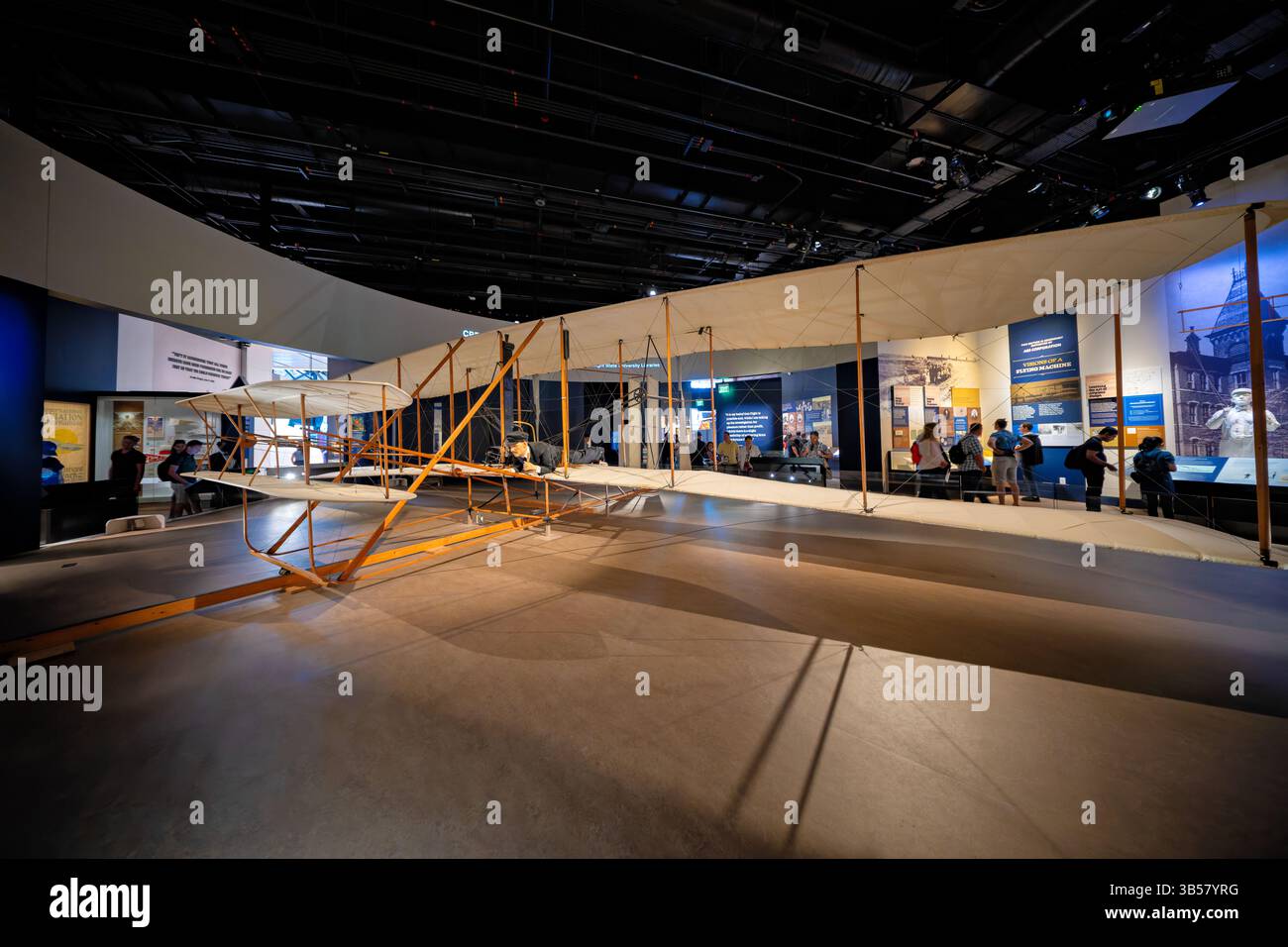 WASHINGTON DC — le Wright Flyer original de 1903, le premier avion motorisé à succès au monde, exposé au National Air and Space Museum. Cet avion révolutionnaire, conçu et construit par Wilbur et Orville Wright, est entré dans l'histoire le 17 décembre 1903, quand il a volé pendant 12 secondes couvrant 120 pieds à Kitty Hawk, Caroline du Nord, avec Orville comme pilote. Désigné comme « jalon du vol » par le Smithsonian, cet artefact emblématique représente le moment où le vol humain est devenu une réalité et se trouve au centre de l'exposition « Wright Brothers & the invention of the Aerial Age » du musée. Banque D'Images
