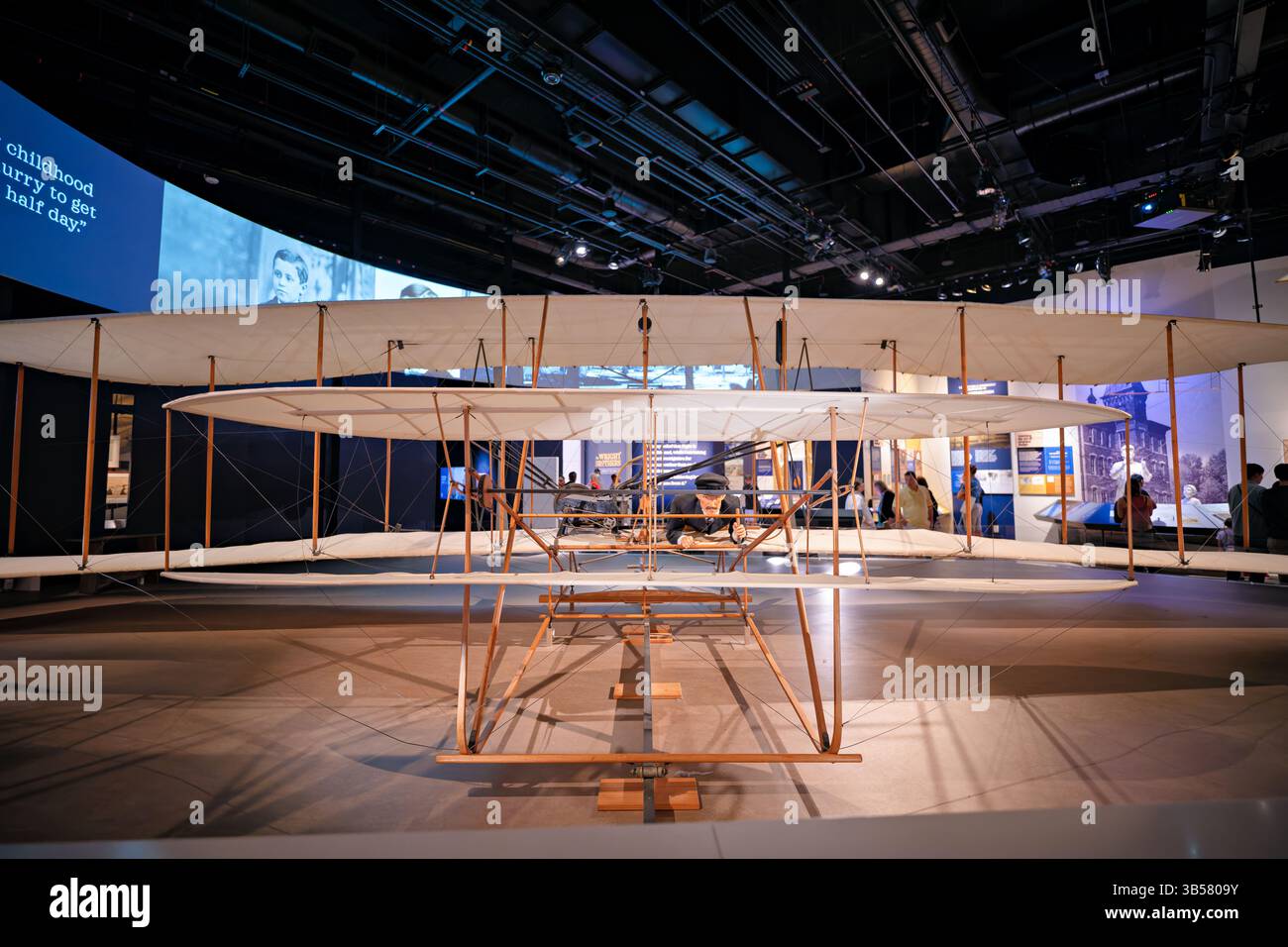 WASHINGTON DC — le Wright Flyer original de 1903, le premier avion motorisé à succès au monde, exposé au National Air and Space Museum. Cet avion révolutionnaire, conçu et construit par Wilbur et Orville Wright, est entré dans l'histoire le 17 décembre 1903, quand il a volé pendant 12 secondes couvrant 120 pieds à Kitty Hawk, Caroline du Nord, avec Orville comme pilote. Désigné comme « jalon du vol » par le Smithsonian, cet artefact emblématique représente le moment où le vol humain est devenu une réalité et se trouve au centre de l'exposition « Wright Brothers & the invention of the Aerial Age » du musée. Banque D'Images