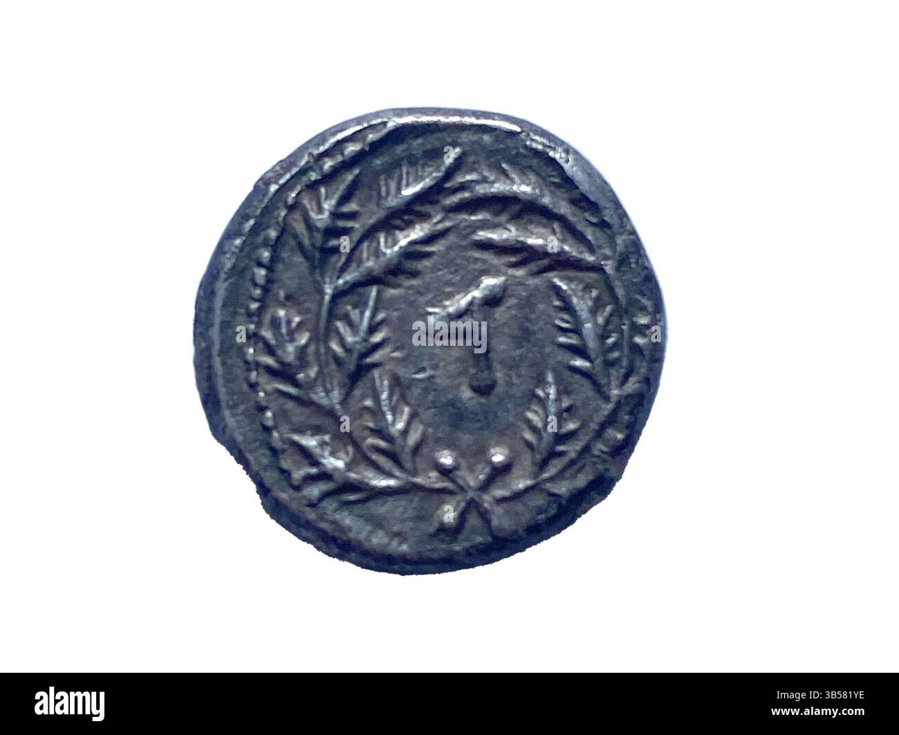 25 août 2022, New York City, New York, États-Unis : pièce extrêmement rare Quarter Shekel, frappée par les rebelles juifs dans la Grande révolte, 69 EC, est remise à l'État d'Israël lors d'une cérémonie officielle au bureau du procureur de Manhattan. Cette pièce extrêmement rare, la quatrième du genre connue dans le monde, a été pillée par des pillards d'antiquités palestiniens dans la vallée d'Elah en Israël en 2002. L'Autorité israélienne des antiquités a passé les deux décennies suivantes à essayer de localiser la pièce, période pendant laquelle elle a traversé les marchés illicites d'antiquités en Israël, en Jordanie et au Royaume-Uni Banque D'Images