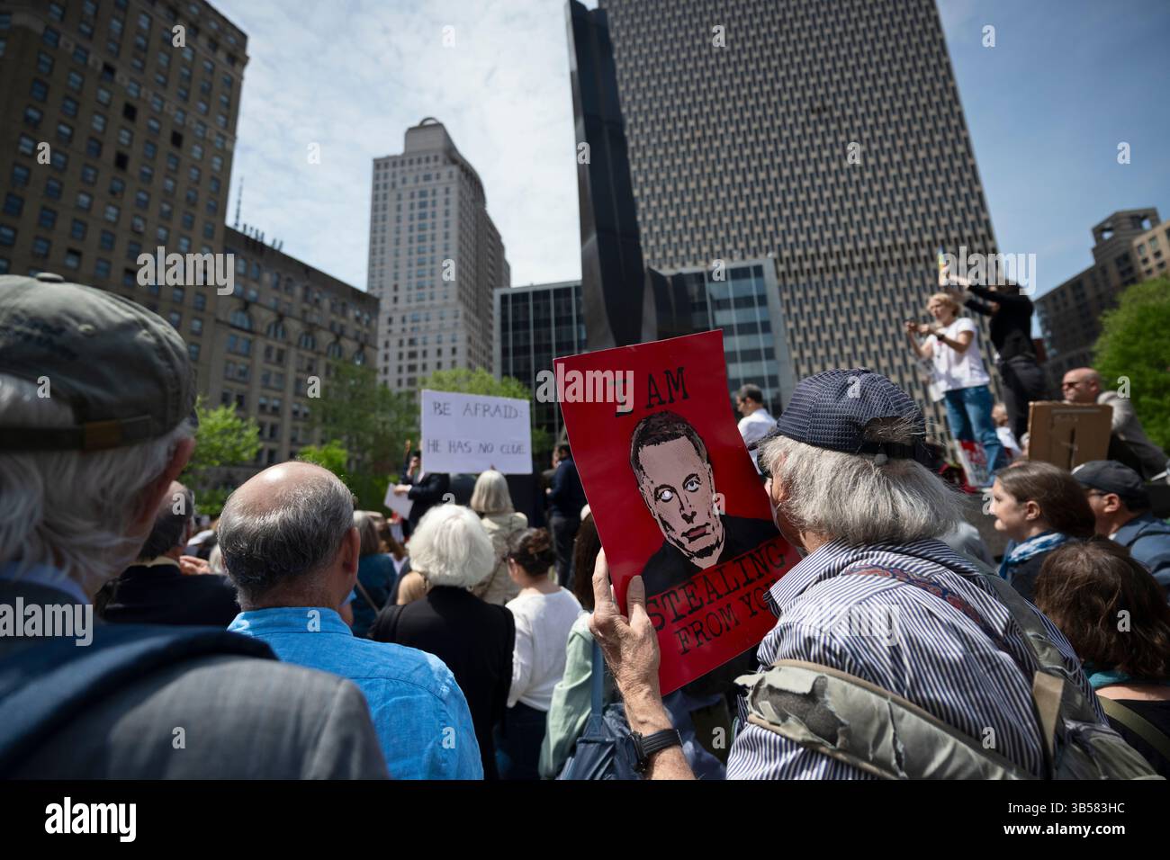 New York, États-Unis. 1er mai 2025. Un manifestant tient une pancarte représentant Elon Musk et les mots « je vous vole » pendant le « rassemblement pour l'État de droit », dénonçant ce que les organisateurs disent être des attaques contre l'indépendance des juges, des intimidations contre les cabinets d'avocats et les avocats, et le licenciement des avocats du gouvernement crédit : Joseph Reid/Alamy Live News Banque D'Images