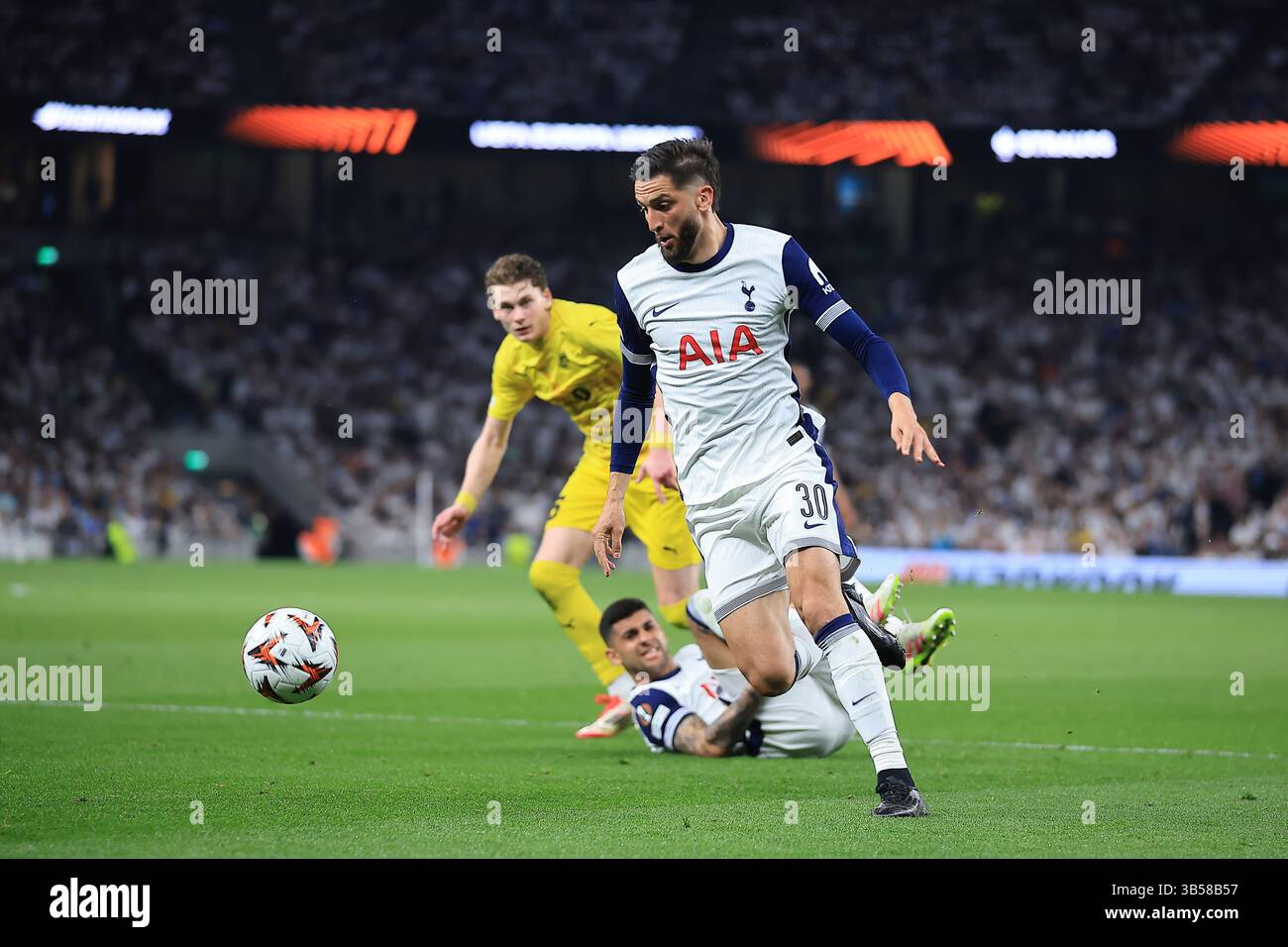 Londres, Royaume-Uni. 1er mai 2025. Tottenham Hotspur v Bodø/Glimt - UEFA Europa League demi finale première manche - Tottenham Hotspur Stadium. Milieu de terrain de Tottenham Hotspur Rodrigo Bentancur (30) crédit : Christopher Foxwell/Alamy Live News Banque D'Images
