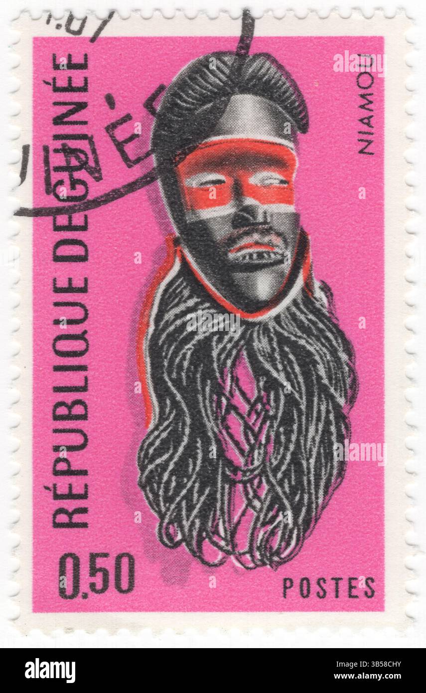 GUINÉE - 1967 mars 25 : timbre-poste multicolore à 30 francs représentant un masque barbu Niamou, un artefact unique issu de la culture ouest-africaine, en particulier de la Guinée. Ces masques ont une signification symbolique profonde et sont utilisés dans les rituels et les cérémonies Banque D'Images