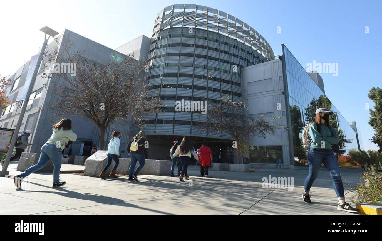 13 juillet 2022 : étudiants et visiteurs vont et viennent à la bibliothèque Henry Madden de l'État de Fresno, 30 novembre 2021. (Crédit image : © John Walker/The Fresno Bee via ZUMA Press Wire) Banque D'Images