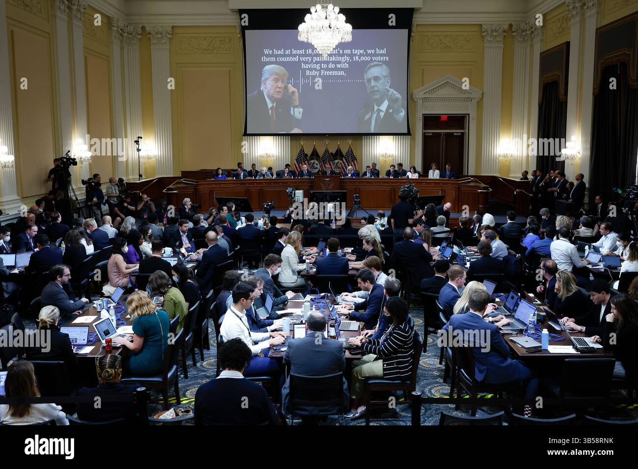 21 juin 2022, Washington, District of Columbia, États-Unis : WASHINGTON, CD - 21 JUIN : la transcription d’un appel téléphonique entre l’ancien président américain Donald Trump et Brad Raffensperger, secrétaire d’État de Géorgie, apparaît sur un écran vidéo lors de la quatrième audience de l’enquête du 6 janvier dans le bâtiment des bureaux de Cannon House le 21 juin 2022 à Washington DC. le comité bipartite, qui recueille des preuves depuis près d’un an sur l’attentat du 6 janvier au Capitole américain, présente ses conclusions dans une série d’audiences télévisées. Le 6 janvier 2021, les partisans de l'ancien Presi Banque D'Images