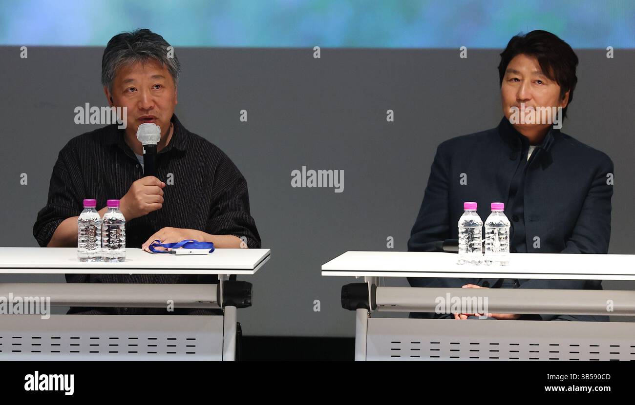 02 mai 2025. Le réalisateur japonais Hirokazu Koreeda le réalisateur japonais Hirokazu Koreeda (l), aux côtés de l'acteur Song Kang-ho, prend la parole lors d'un talk-show avec lui à Séoul le 1er mai 2025. Koreeda a remporté la Palme d'Or au Festival International du film de Cannes 2018, la première récompense du prestigieux événement, pour son travail « Shopilfters ». Crédit : Yonhap/Newcom/Alamy Live News Banque D'Images