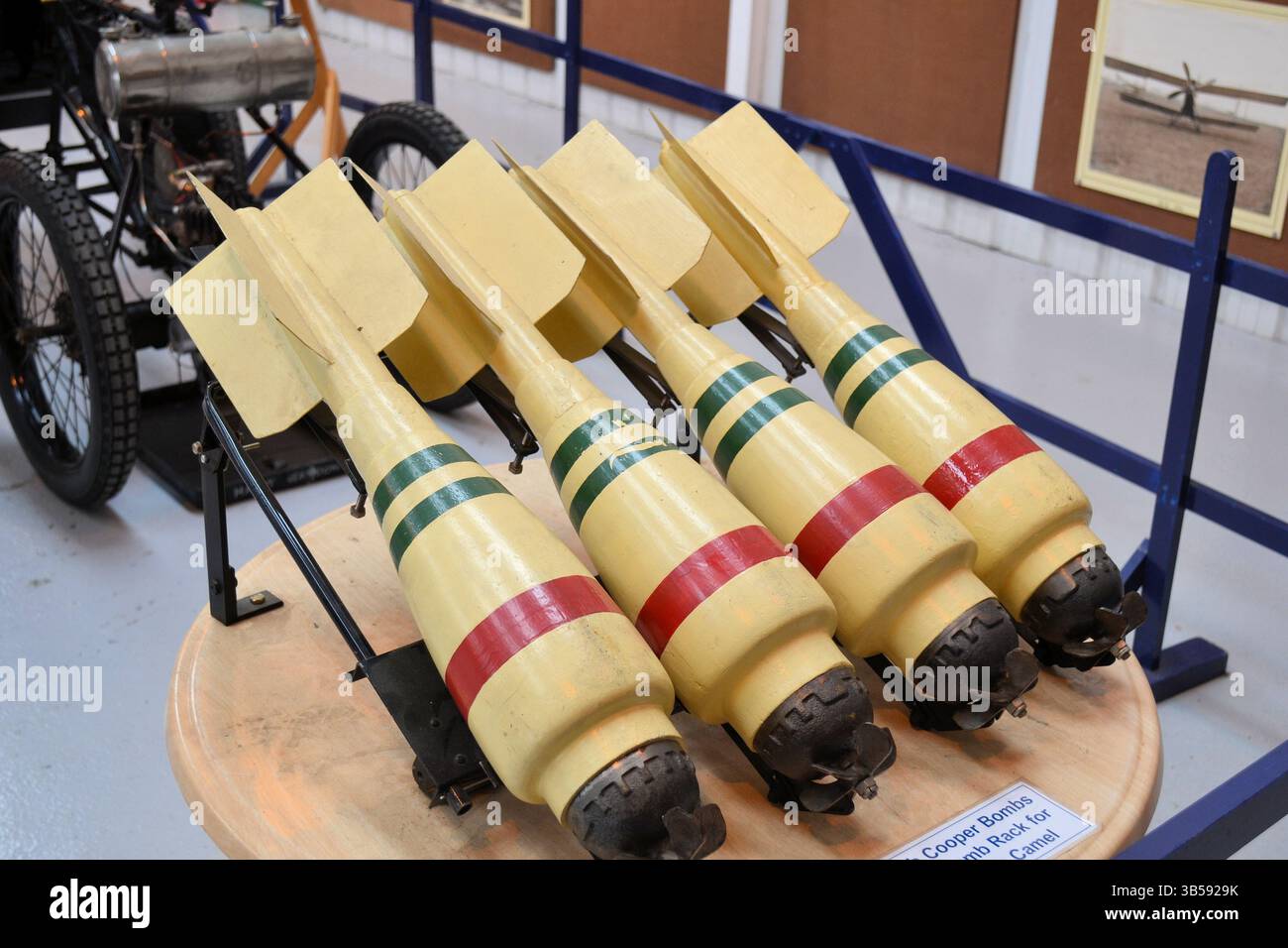 Un groupe pf four 20lb Cooper Bombs, comme utilisé dans la première Guerre mondiale, au Yorkshire Air Museum, Elvington Banque D'Images