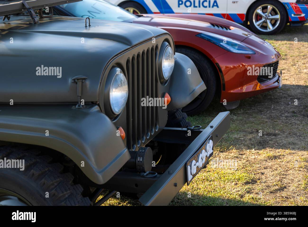 FARO, PORTUGAL, 04 août 2024 : American Cars Show Algarve Event avec des voitures anciennes et un mélange d'activités liées à Americana se produisent, y compris pinup Banque D'Images