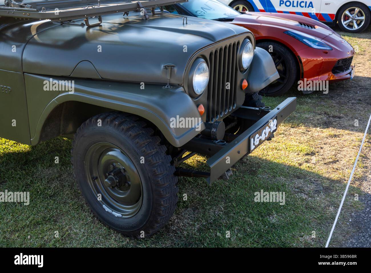 FARO, PORTUGAL, 04 août 2024 : American Cars Show Algarve Event avec des voitures anciennes et un mélange d'activités liées à Americana se produisent, y compris pinup Banque D'Images