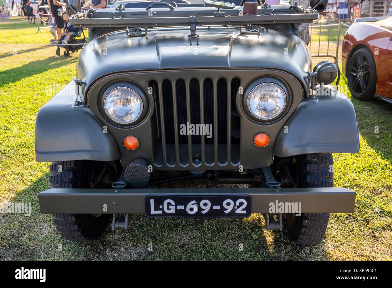 FARO, PORTUGAL, 04 août 2024 : American Cars Show Algarve Event avec des voitures anciennes et un mélange d'activités liées à Americana se produisent, y compris pinup Banque D'Images