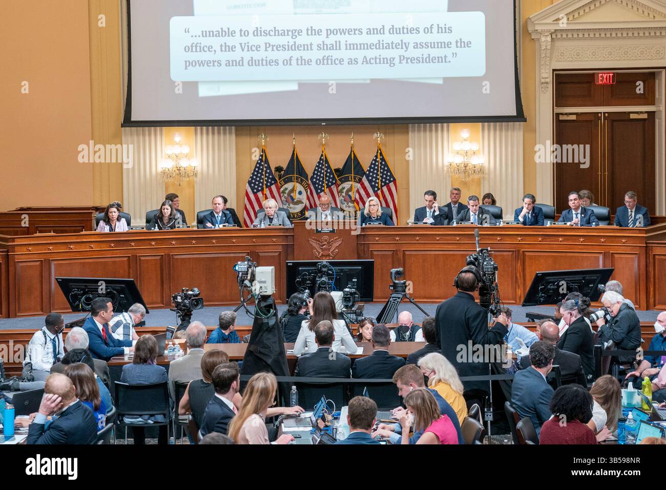 28 juin 2022, Washington, District of Columbia, États-Unis : un extrait d'une discussion sur le 25e amendement est affiché alors que Cassidy Hutchinson, ancien assistant spécial du président Trump, témoigne lors de la sixième audience publique par le Comité spécial de la Chambre pour enquêter sur l'attaque du 6 janvier contre le Capitole des États-Unis, sur Capitole à Washington, DC, 28 juin 2022. Contrairement à plusieurs audiences précédentes, cette audience a été annoncée seulement 24 heures à l'avance (crédit image : © Shawn Thew - Pool via CNP/CNP via ZUMA Press Wire) Banque D'Images
