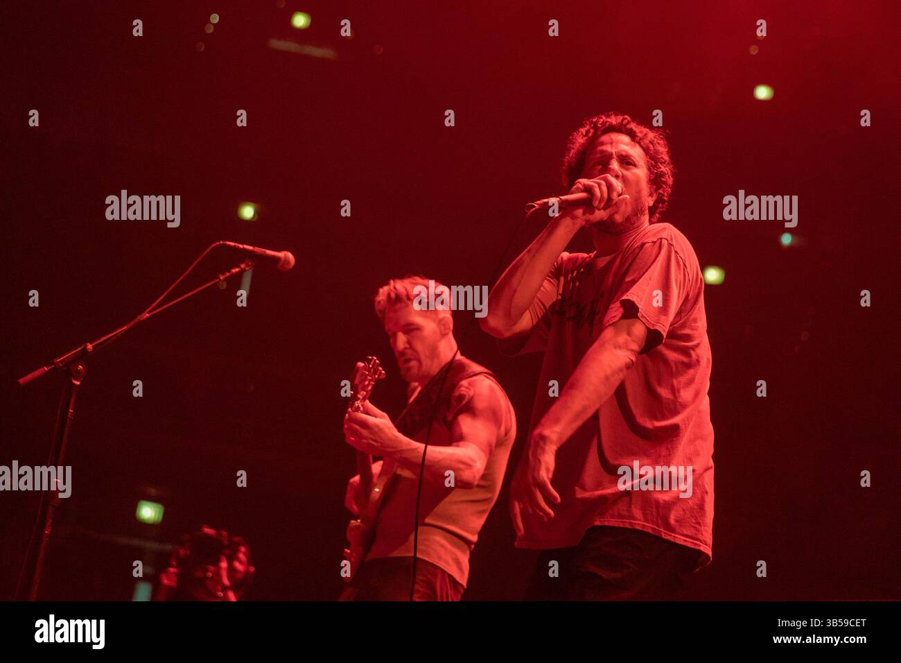 11 juillet 2022, Chicago, Illinois, États-Unis : TIM COMMERFORD et ZACK DE LA ROCHA DE Rage Against the machine lors de la tournée d’annonce de service public au United Center à Chicago, Illinois (crédit image : © Daniel DeSlover/ZUMA Press Wire) Banque D'Images 11 juillet 2022, Chicago, Illinois, États-Unis : TIM COMMERFORD et ZACK DE LA ROCHA DE Rage Against the machine lors de la tournée d’annonce de service public au United Center à Chicago, Illinois (crédit image : © Daniel DeSlover/ZUMA Press Wire) Banque D'Images