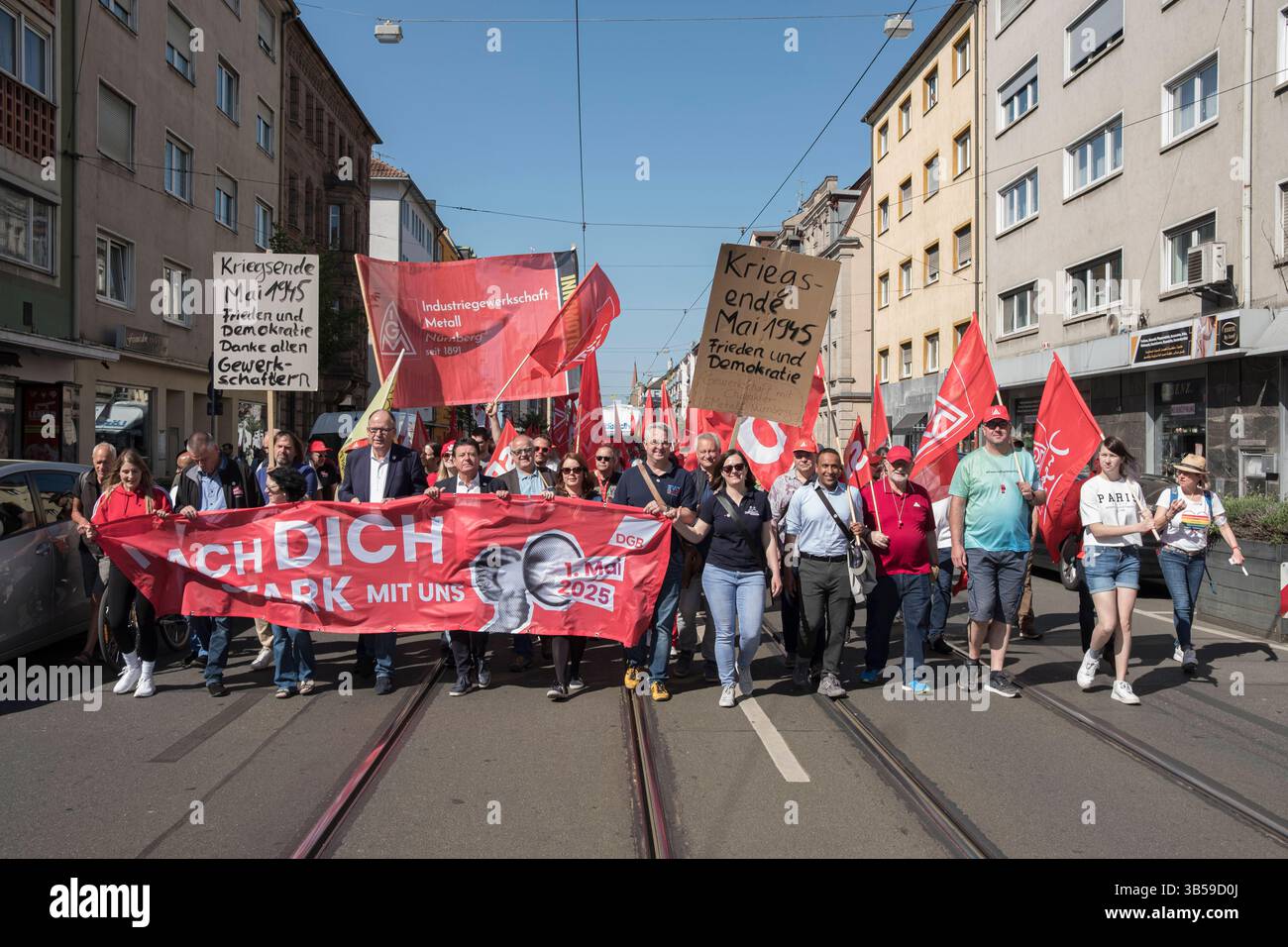 01.05.2025, 1. Mai Demo DGB, Nürnberg : Unter dem motto Mach dich stark mit uns gingen im Rahmen der DGB Deutscher Gewerkschaftsbund démonstration in Nürnberg zum 1. Mai auf die Straße. Bayern Deutschland DGB 1. Mai Demo Nürnberg 2025-24 *** 01 05 2025, 1 mai Démo DGB, Nuremberg sous la devise Make You Strength with US, la Confédération syndicale allemande DGB est descendue dans les rues de Nuremberg le 1er mai Bavière Allemagne DGB 1er mai Démo Nuremberg 2025 24 Banque D'Images