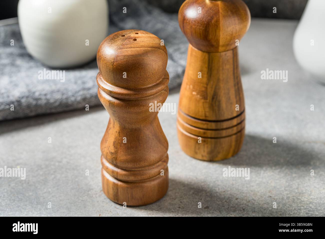 Moulins à sel et poivre en bois sur une table à dîner Banque D'Images