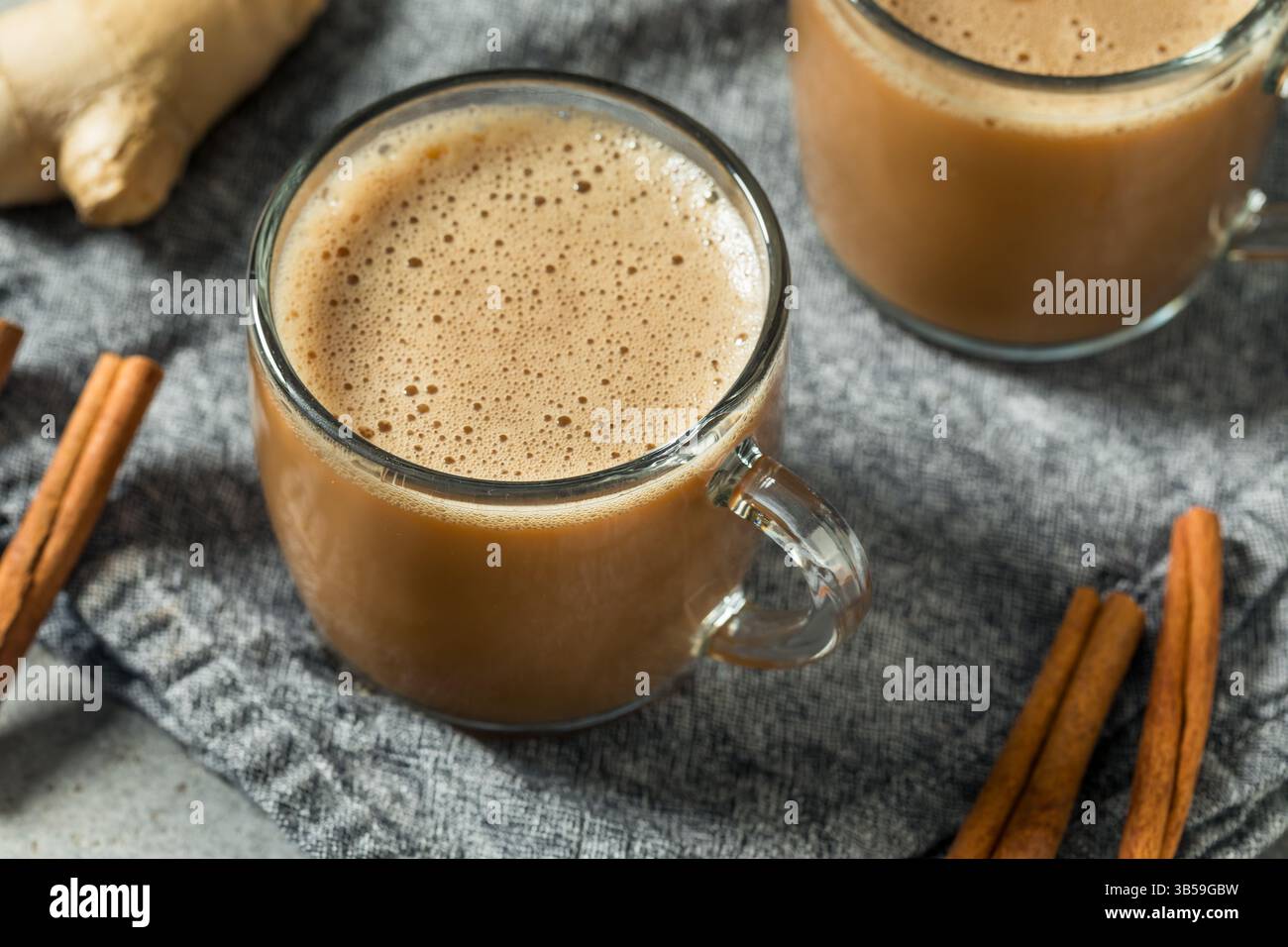 Thé Chai chaud chaud avec cannelle et épices de gingembre Banque D'Images