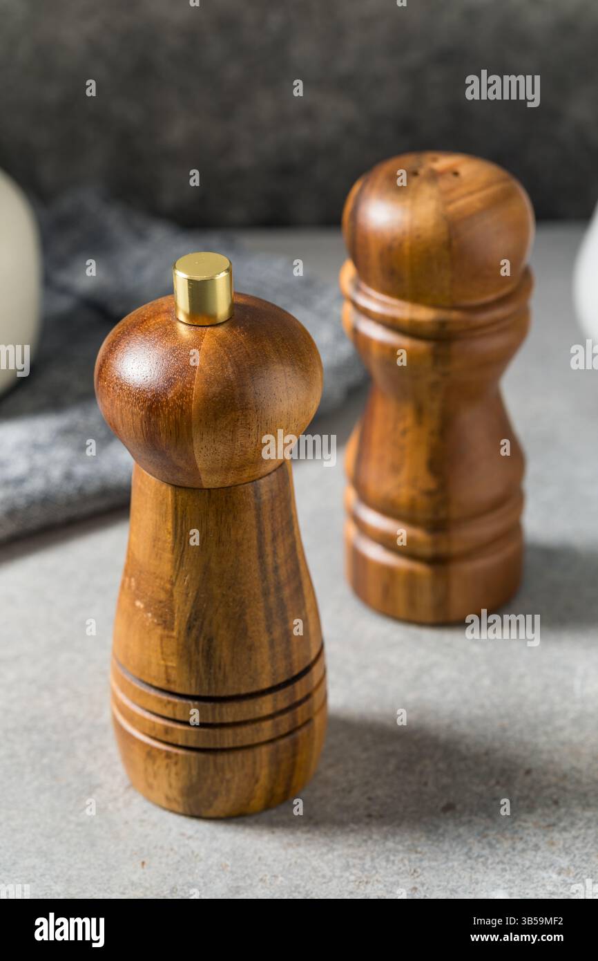 Moulins à sel et poivre en bois sur une table à dîner Banque D'Images