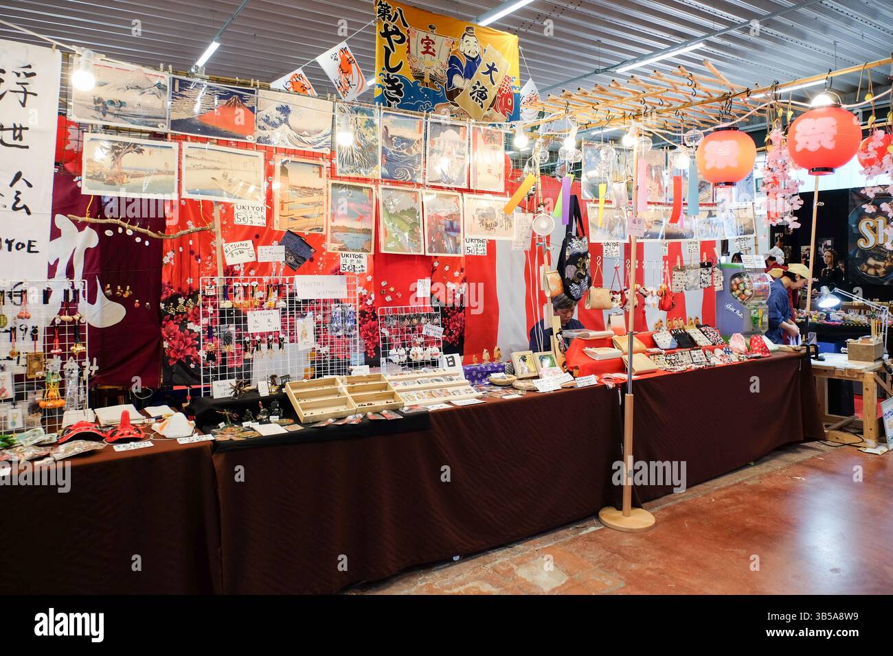 Milan, Italie. 1er mai 2025. Un stand de vendeur expose des impressions ukiyo-e et des objets d'artisanat japonais traditionnels au Festival dell'Oriente, dans le parc Novegro. Banque D'Images