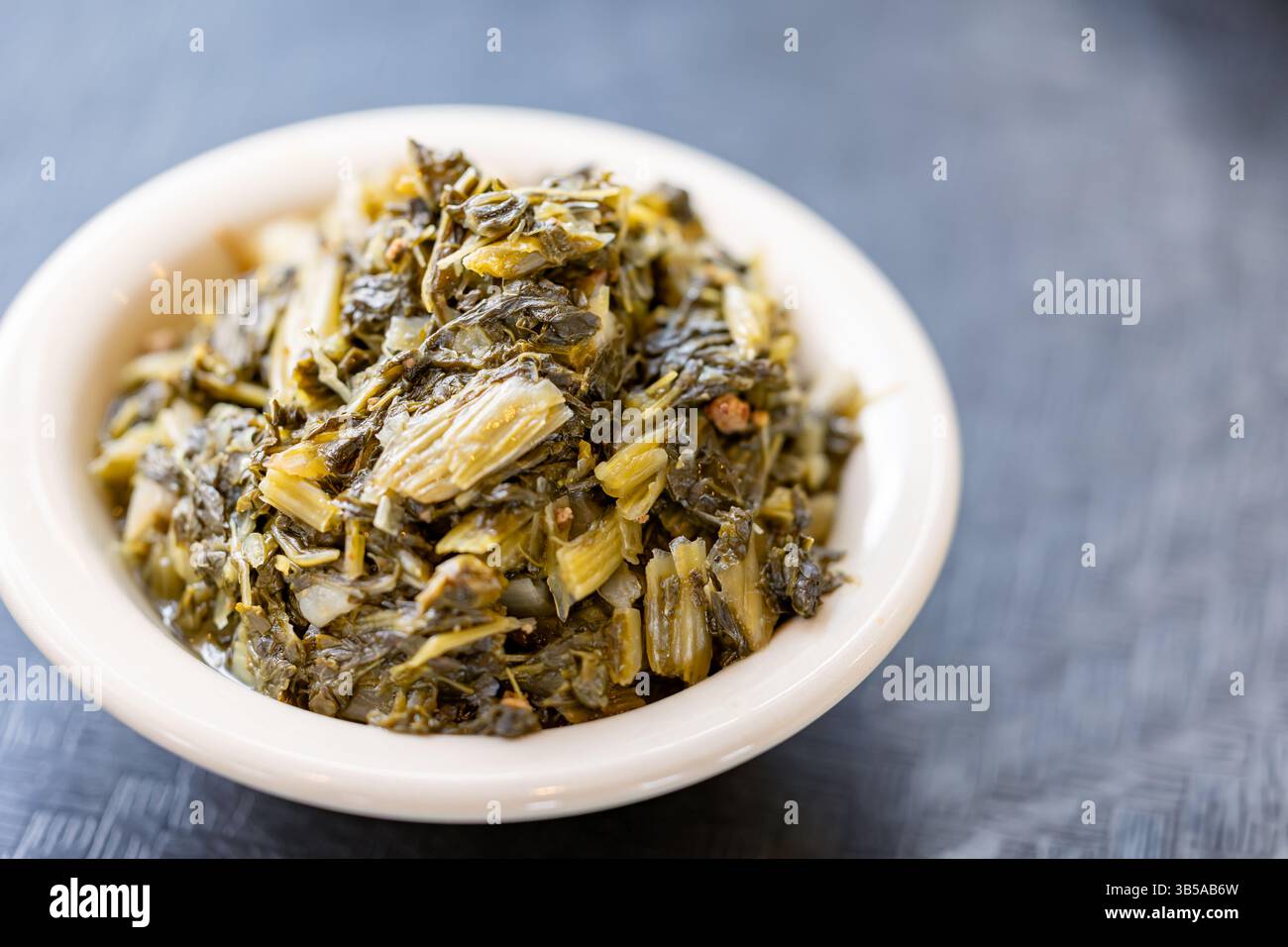 Gros plan d'un bol de légumes verts fraîchement cuits Banque D'Images