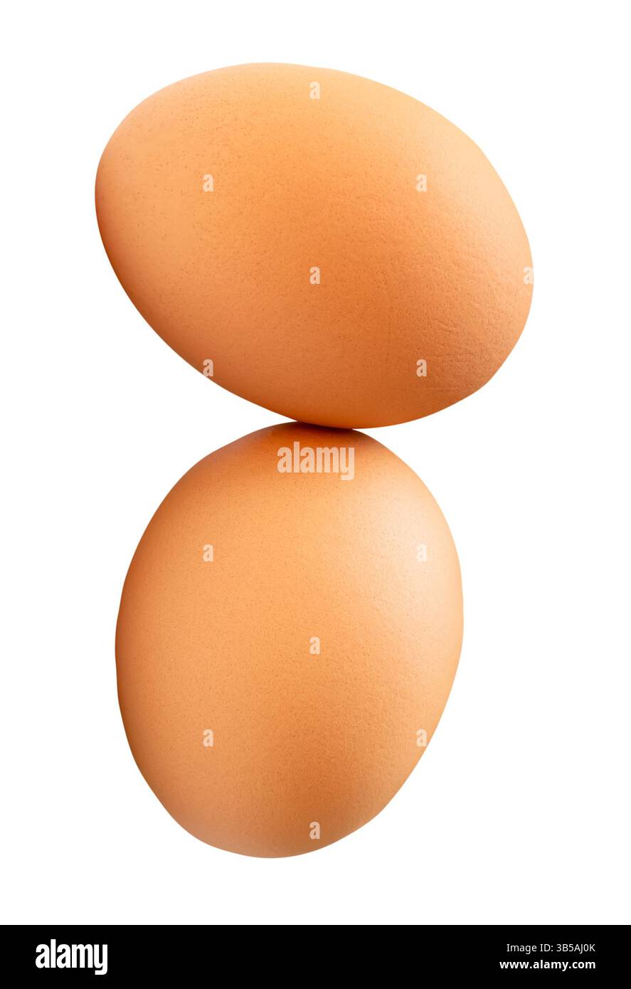 Deux œufs de poule bruns frais dans la pile est isolé sur fond blanc avec chemin de découpage. Banque D'Images