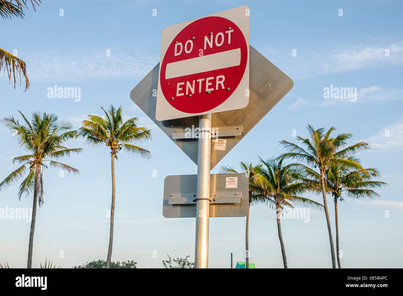 Miami Beach Floride, Ocean Terrace, ne pas entrer signe, FDOT Florida Department of Transportation, avertissement de signalisation routière, réglementation routière, avis de sécurité, Banque D'Images