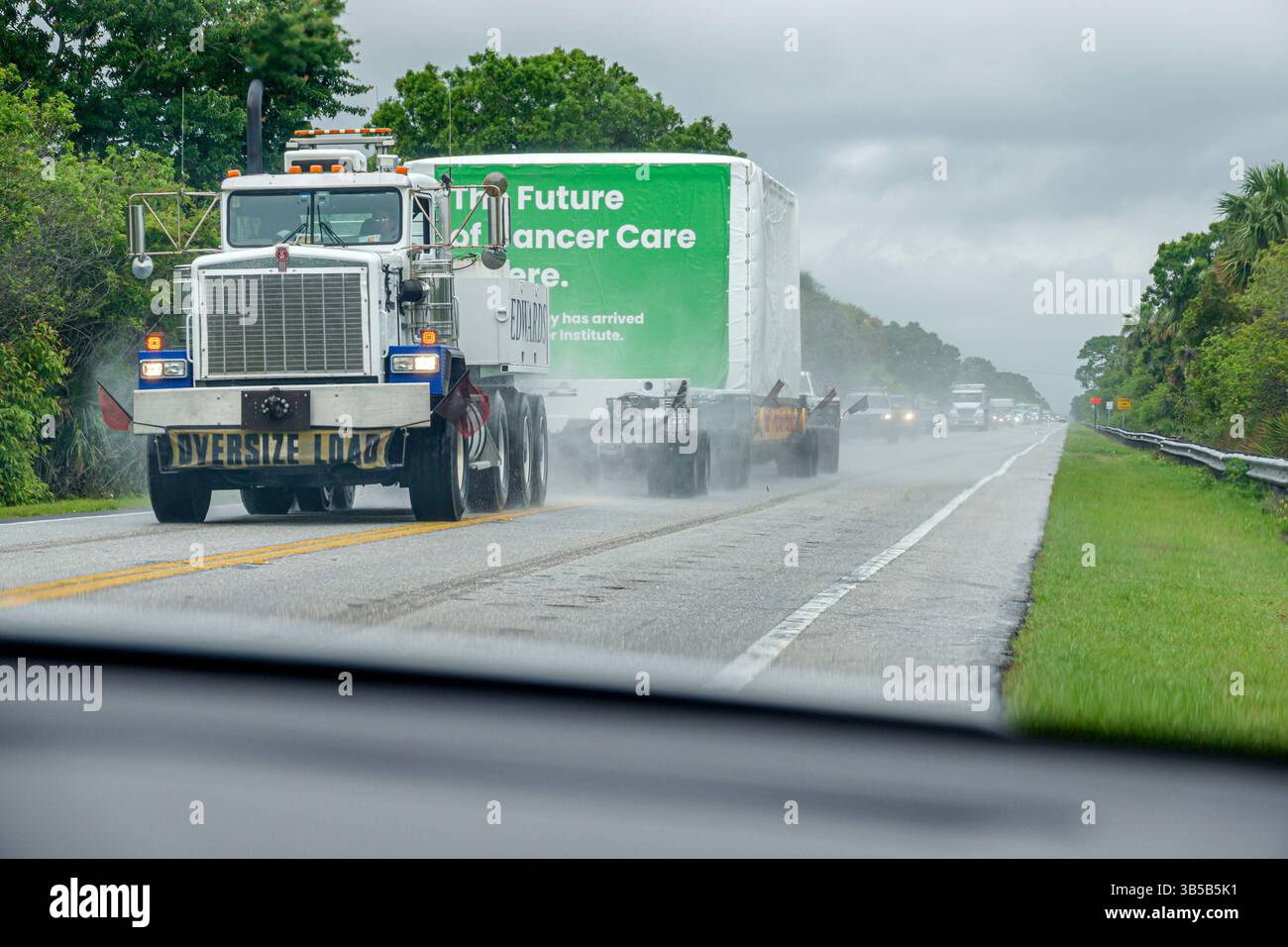 Palm Beach County Florida, Bee Line Highway route 710, large charge surdimensionnée approchant, 2 route à deux voies, vu à travers le pare-brise, chaussée mouillée, faible visibilit Banque D'Images
