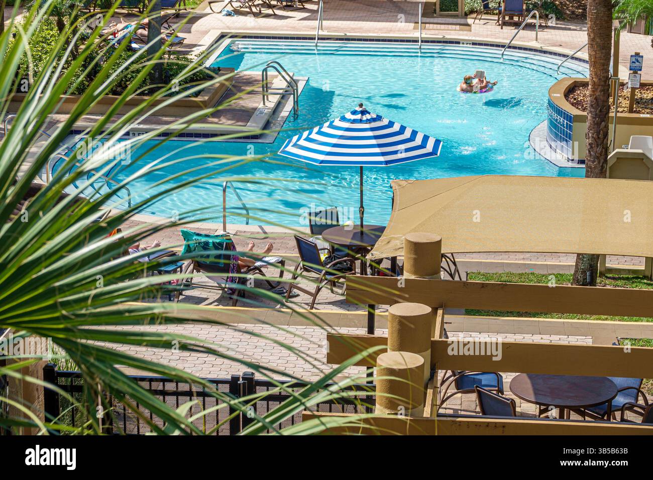 Orlando Floride, Lake Buena Vista, Blue Tree Resort à Lake Buena Vista, piscine extérieure, piscine de l'hôtel, parasols blancs rayés, détente l Banque D'Images