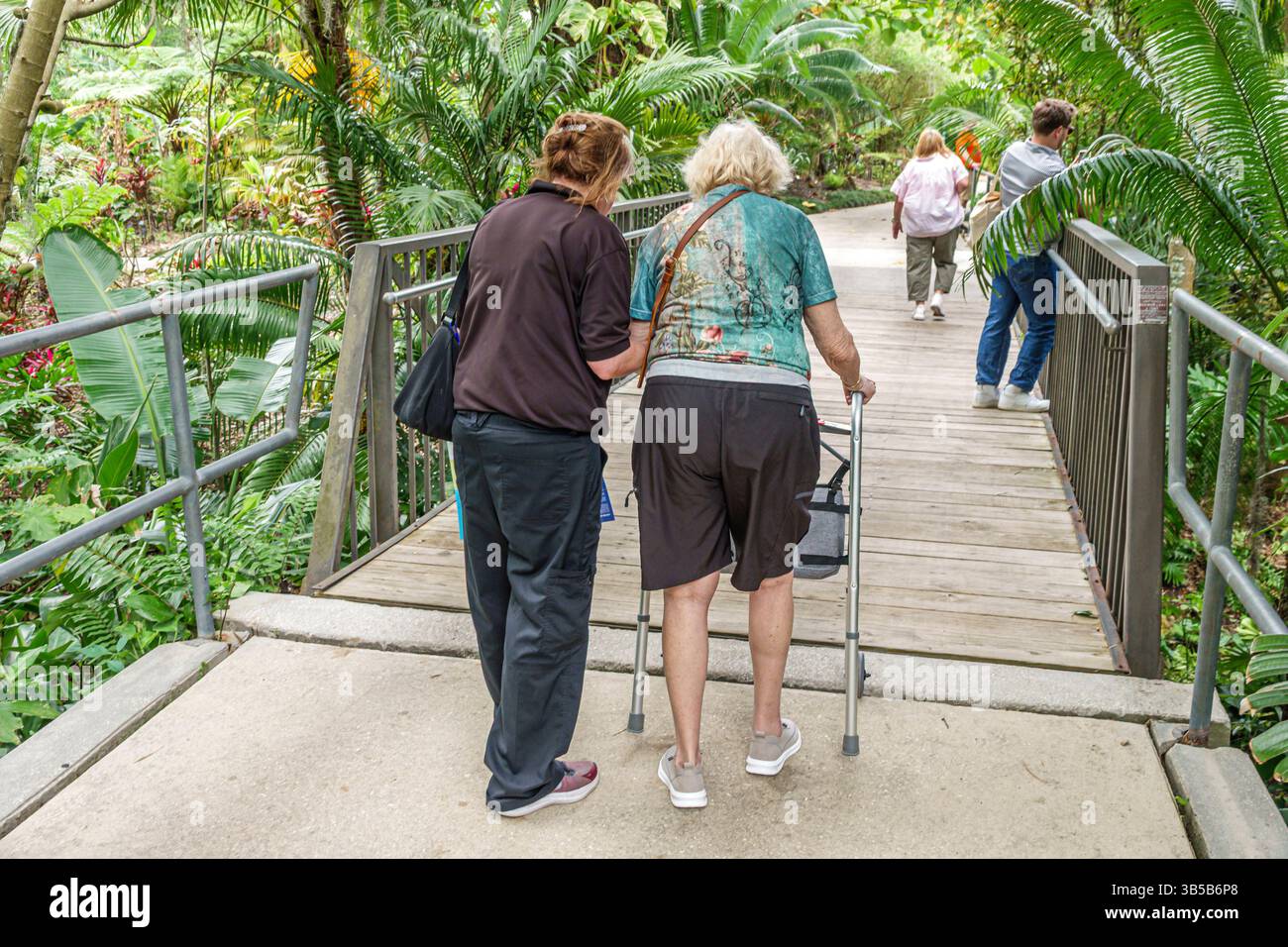 Orlando Floride, Harry P Leu Gardens, jardin botanique, marcheur de femme senior, femme âgée utilisant l'aide à la mobilité, adulte plus âgé assisté à la marche, aide de soignant Banque D'Images